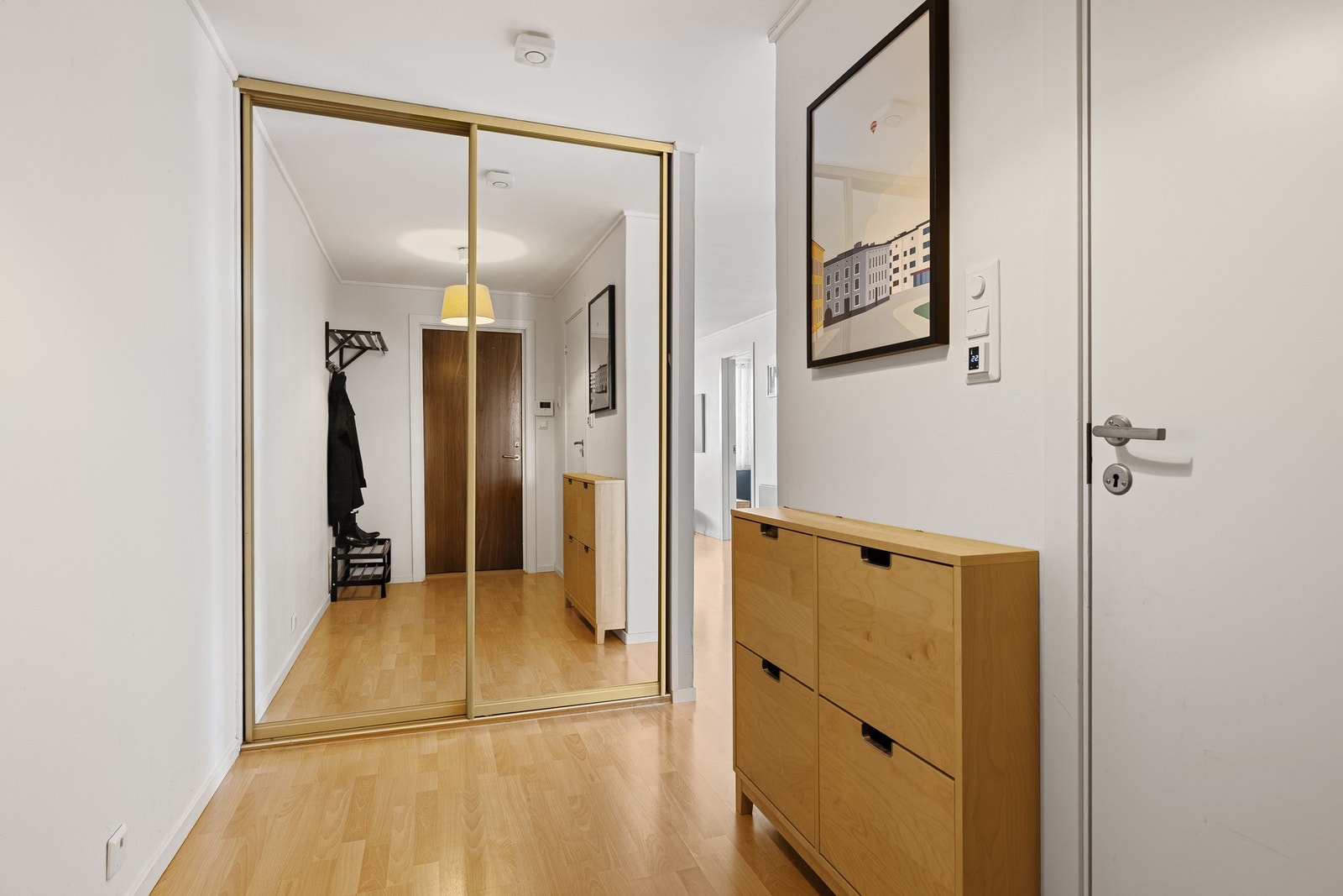 Skyvedørsgarderobe i gang Galleribilde