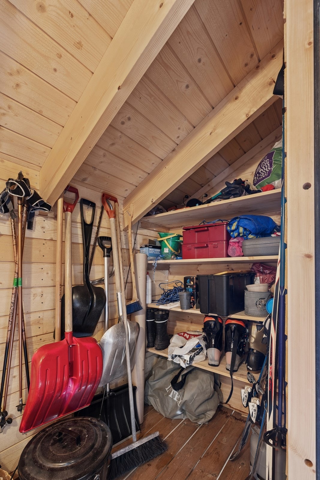 Du har også en bod som kan oppbevare ake skiutstyr i Galleribilde