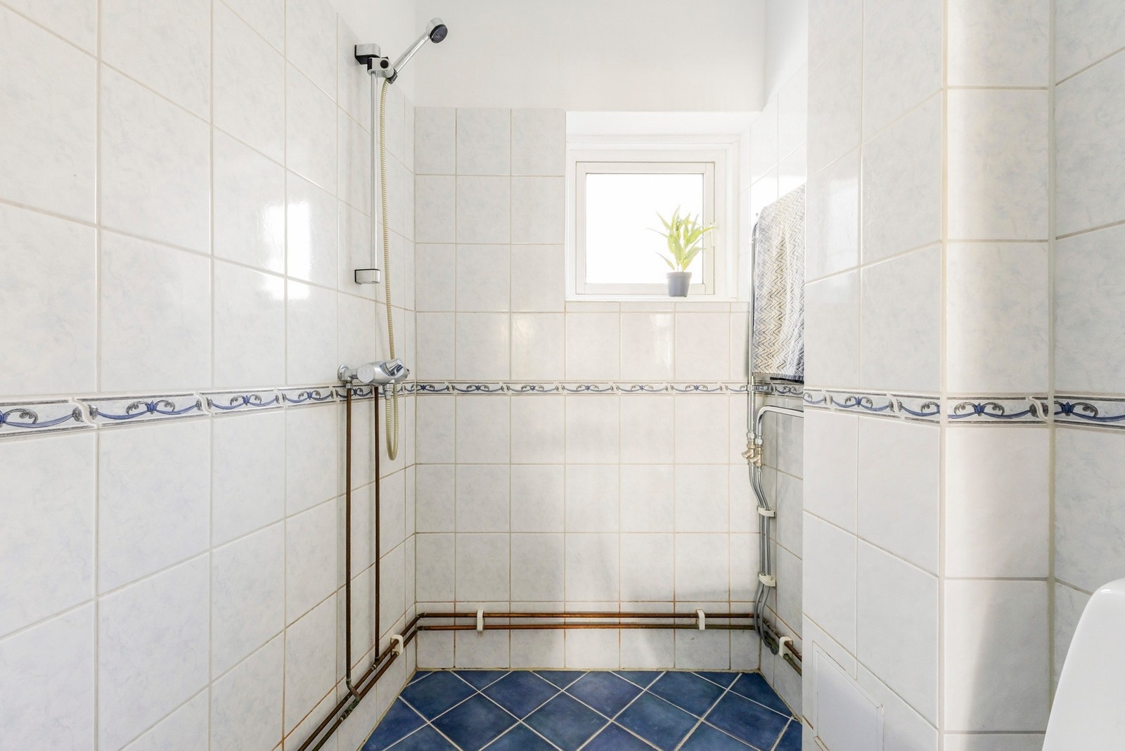 Badet fremstår som lyst og funksjonelt Galleribilde