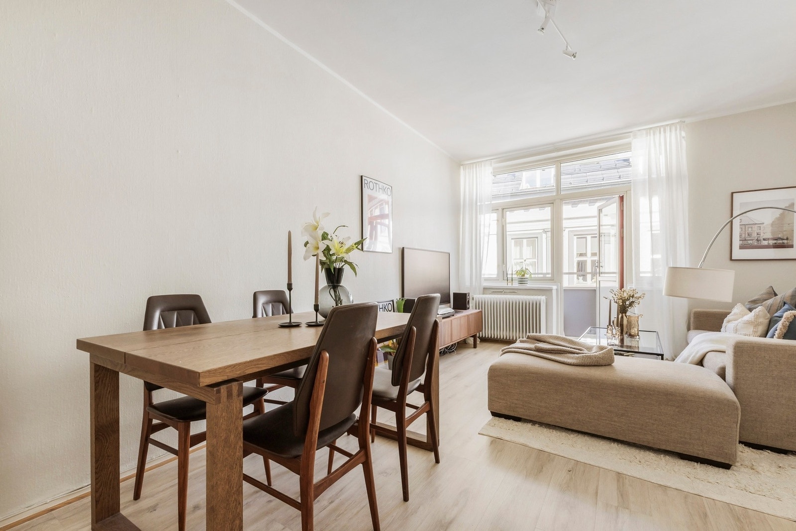 Her er det god plass til sofagruppe, stort spisebord og TV-løsning. Galleribilde