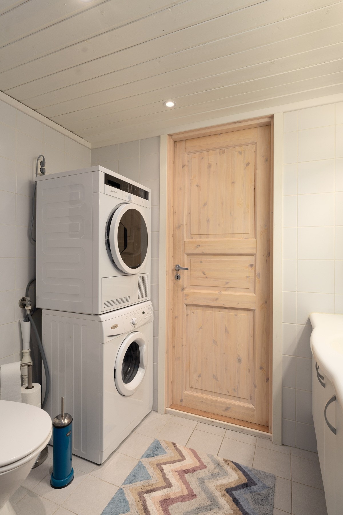 Badet har plass til vaskemaskin og tørketrommel. Galleribilde