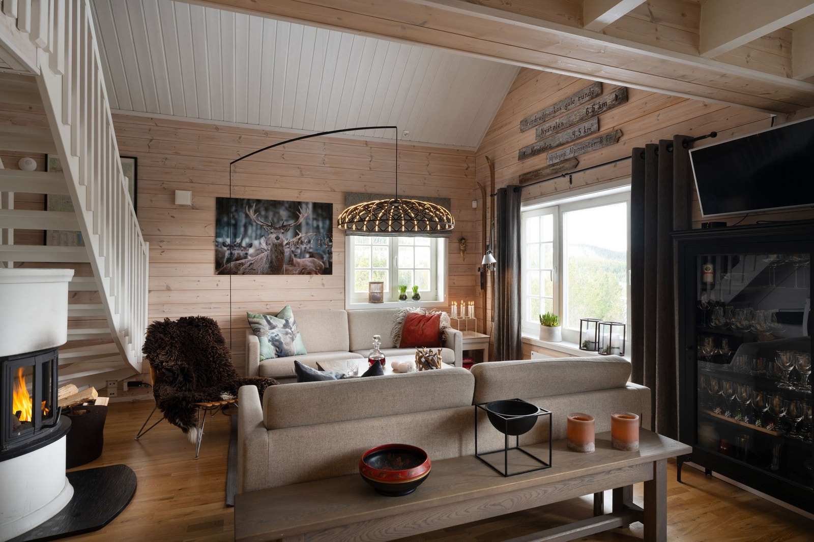 Stuen har en hyggelig atmosfære med peiskos på kveldstid. Galleribilde