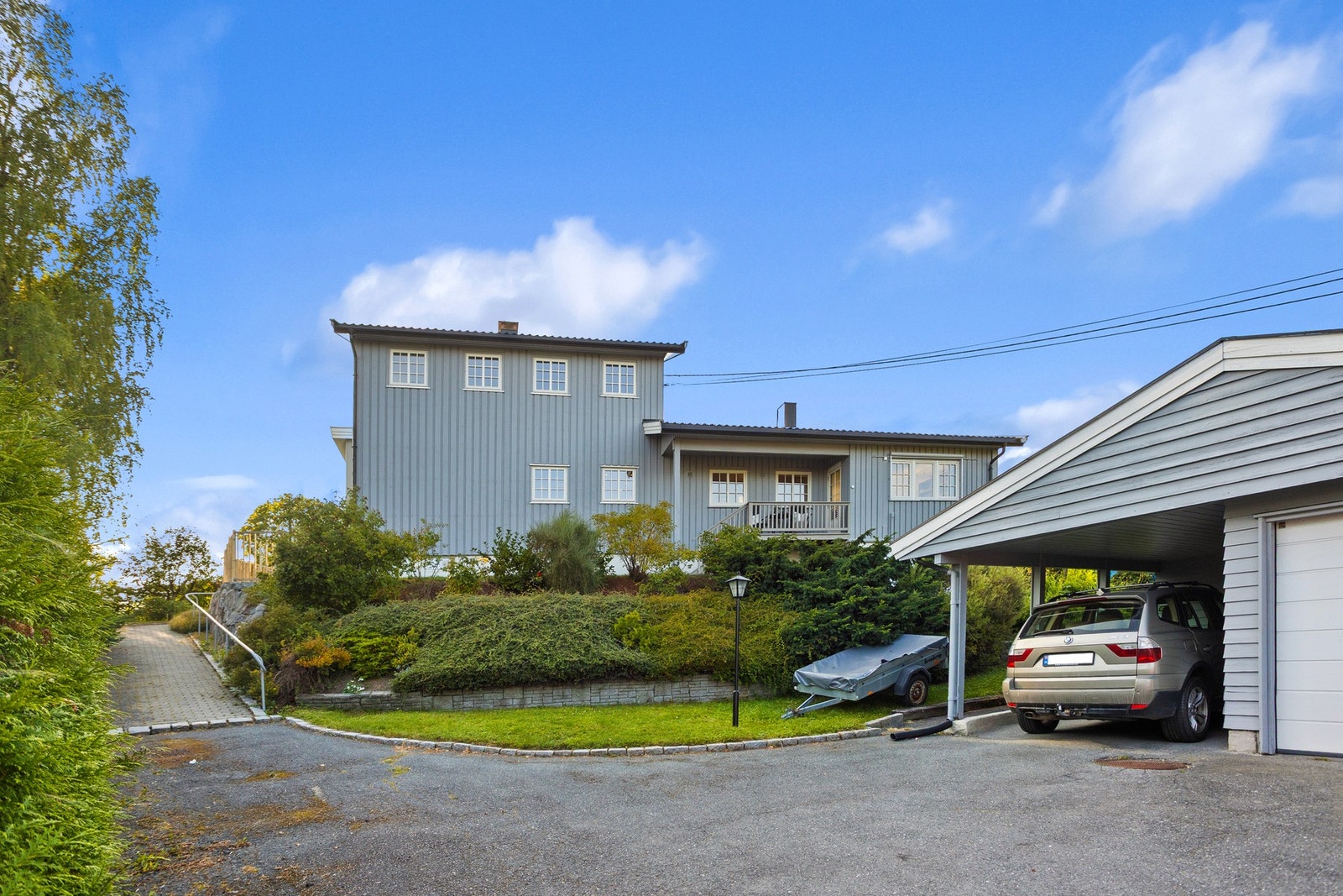 Stor gårdsplass med garasje/carport. Galleribilde