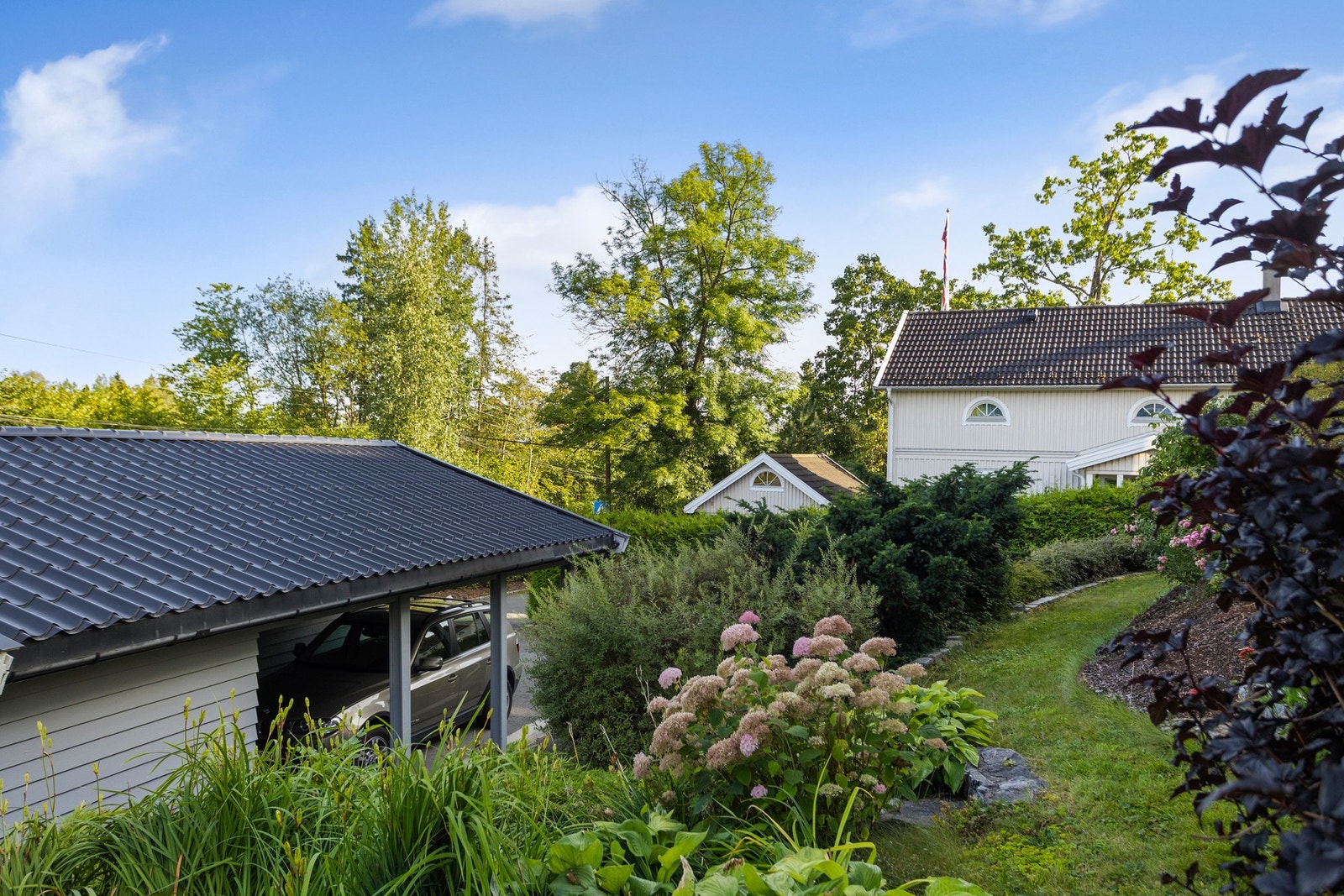 Beplantningen skaper et innbydende uteområde og miljø. Galleribilde