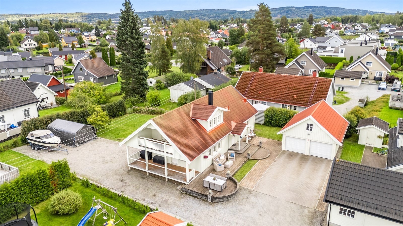 Eiendommen har en stor, gruset gårdsplass og en frittliggende dobbelgarasje på 46 m². Galleribilde