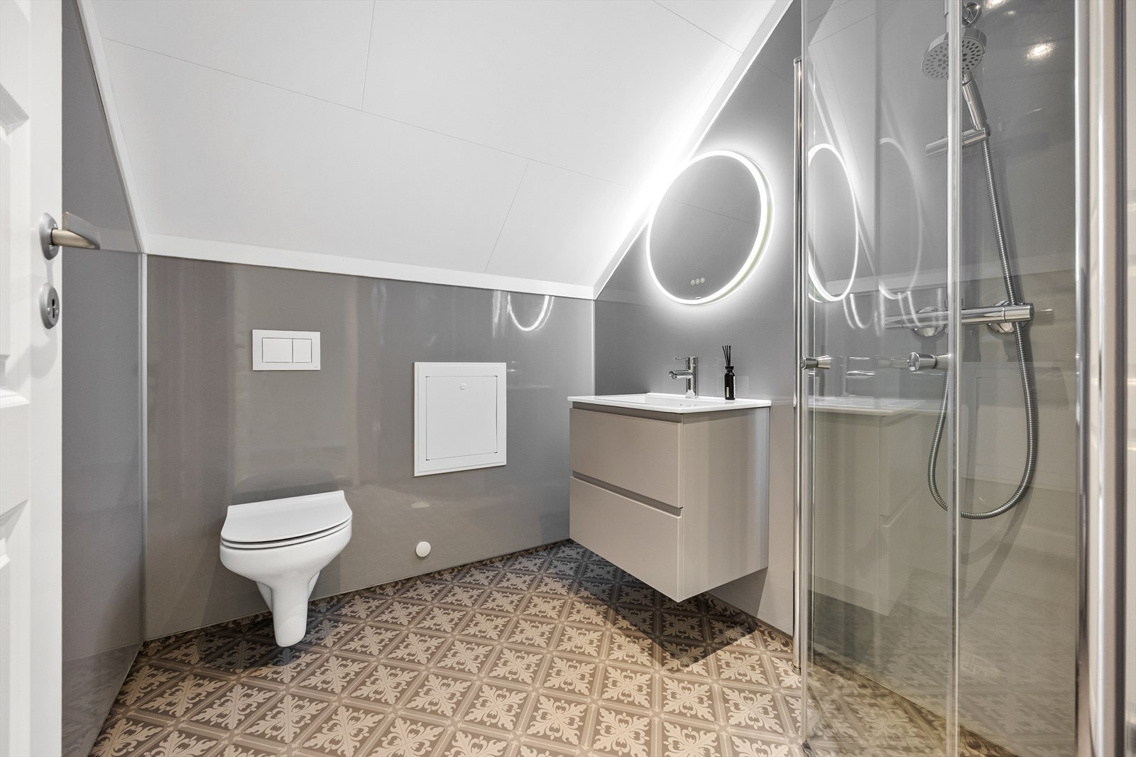 Badet i andre etasje ble etablert i 2020 og har baderomsplater, vegghengt toalett og dusjhjørne. Galleribilde