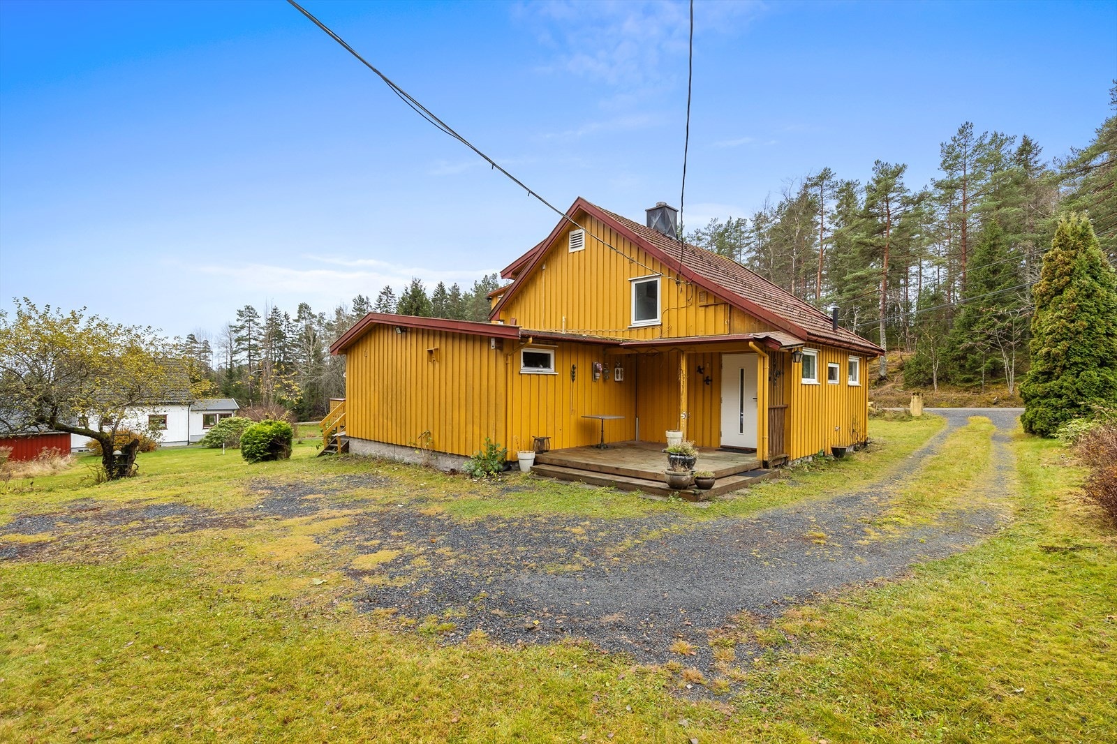 Boligen ligger i et veletablert område med lite gjennomgangstrafikk og støy. Galleribilde