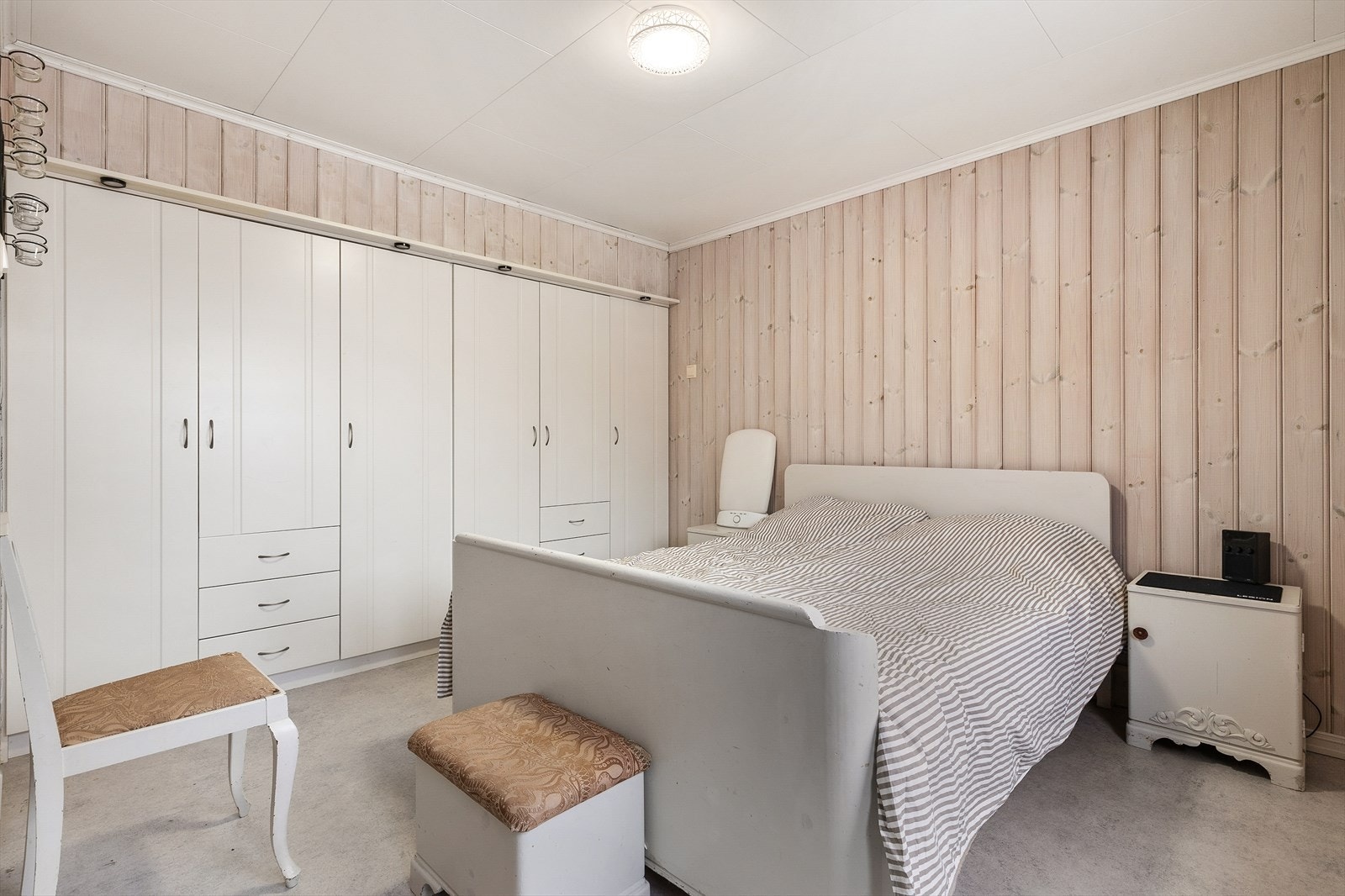 Fra plantegninger står dette som en garasje. Det er ikke søkt bruksendring til hoveddel. Rommet har et stort garderobeløsning med god lagringsplass. Galleribilde
