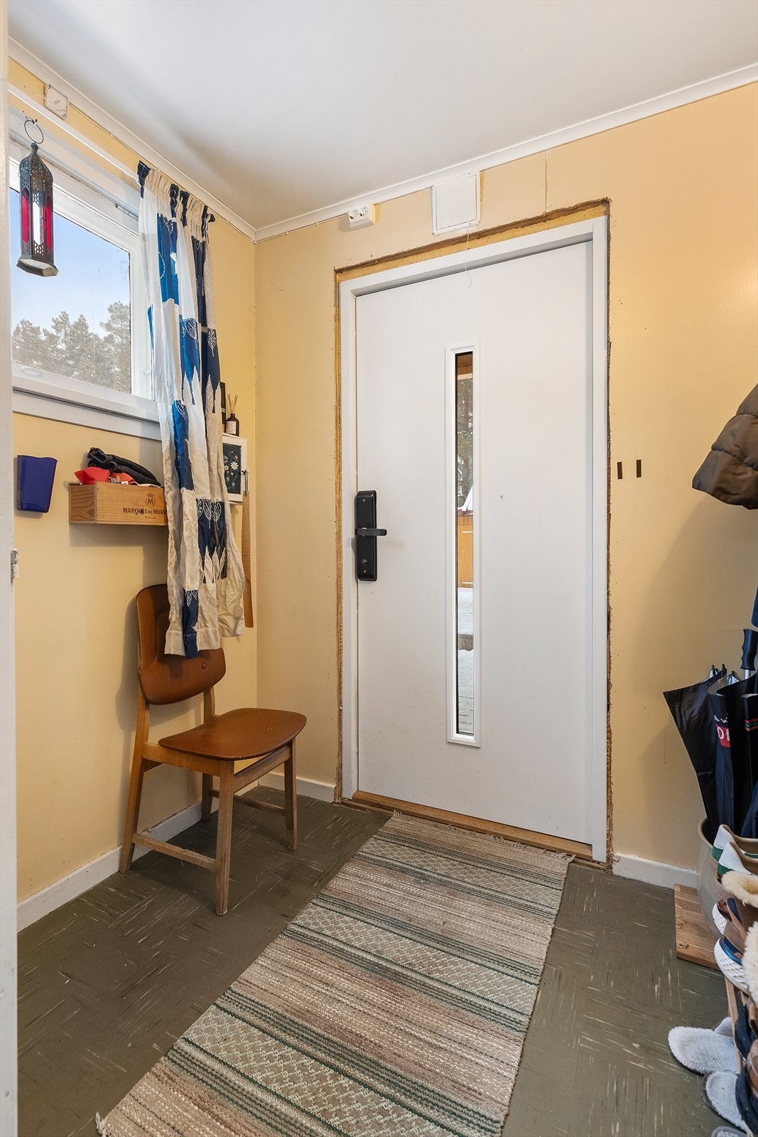 Velkommen inn i en praktisk entré med plass til å henge fra seg yttertøy. Galleribilde
