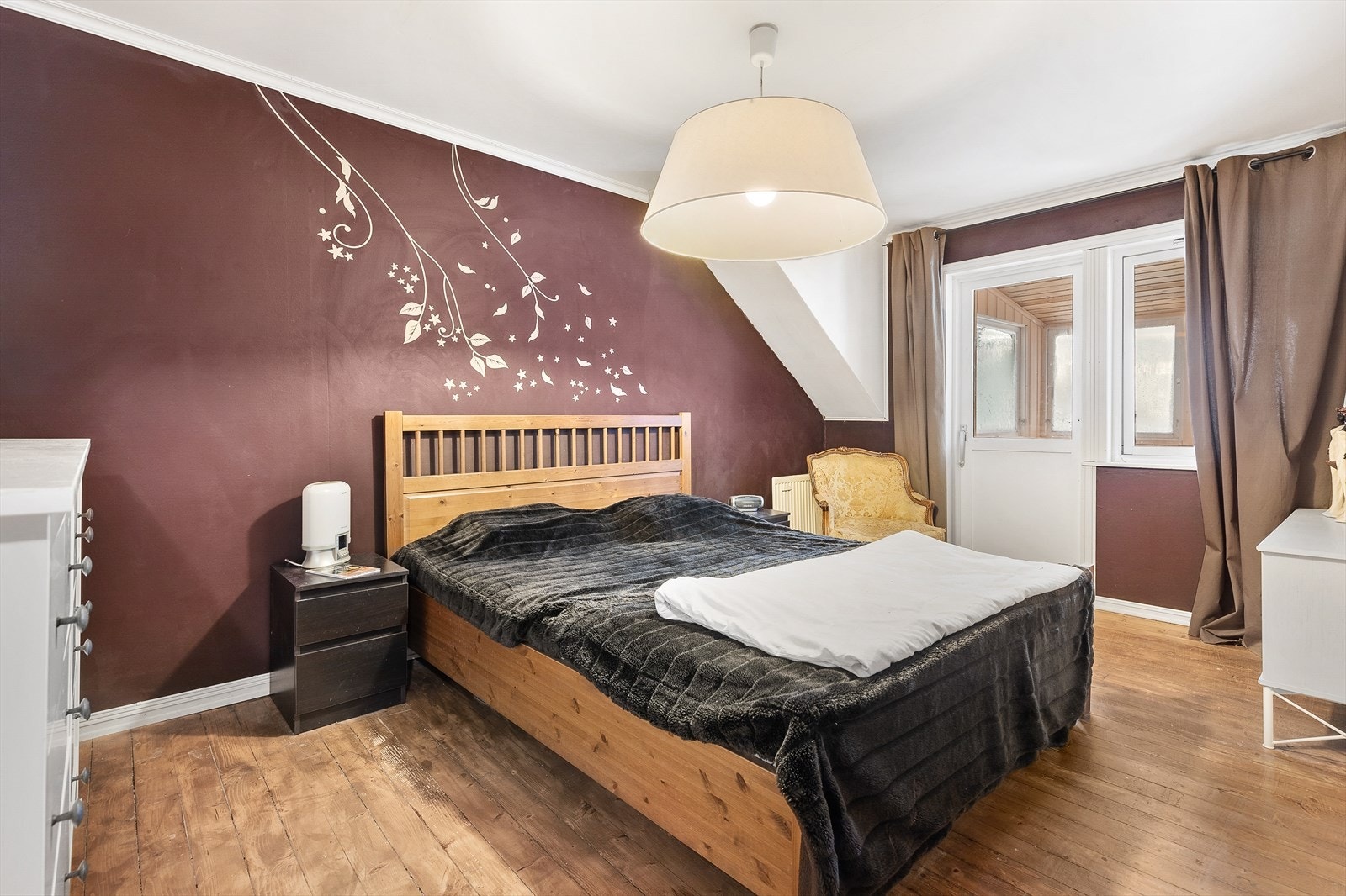 Rommet har utgang til en egen, overbygget veranda. Galleribilde