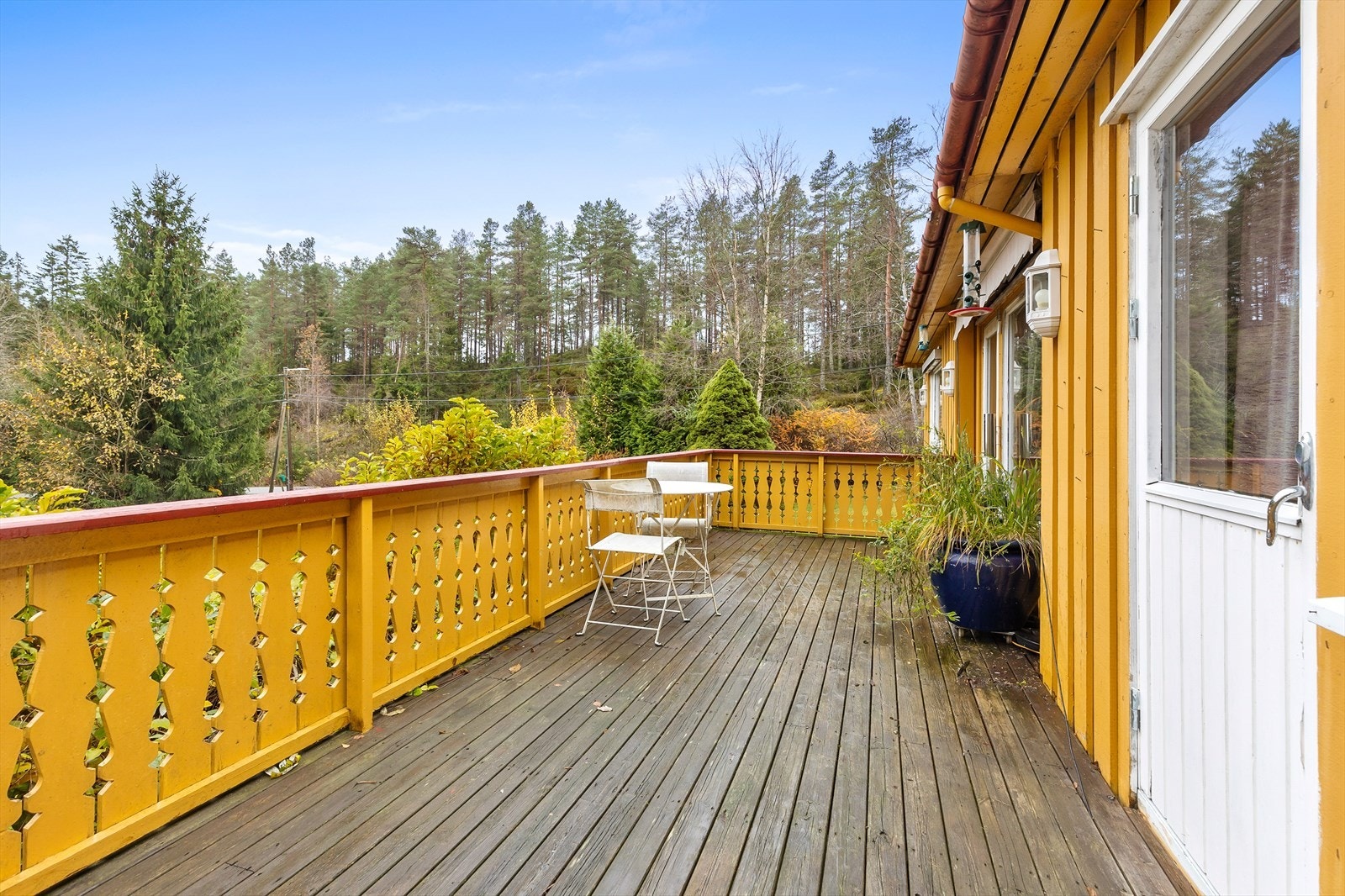 Den store verandaen gir rikelig med plass for utemøbler og sosiale sammenkomster. Galleribilde