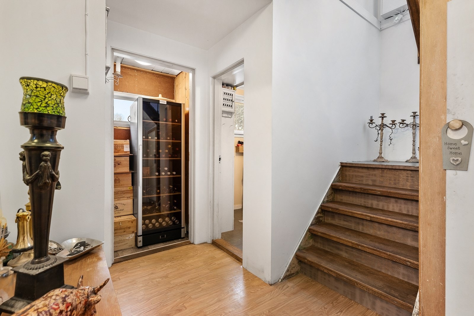 Fra gangen fører trappen deg opp til boligens andre etasje. Galleribilde