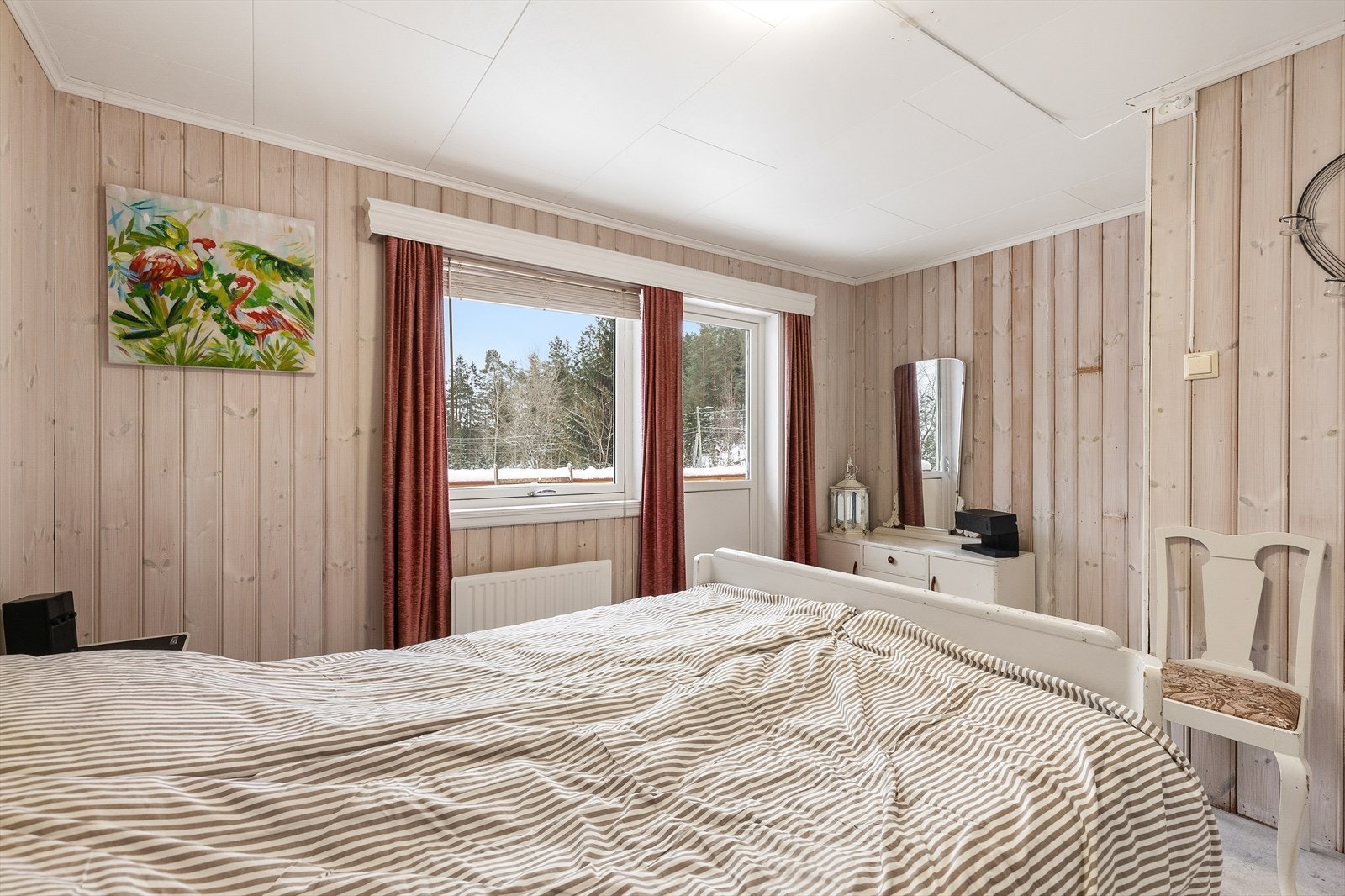 Rommet er lyst og har plass til dobbeltseng og tilhørende møblement. Galleribilde