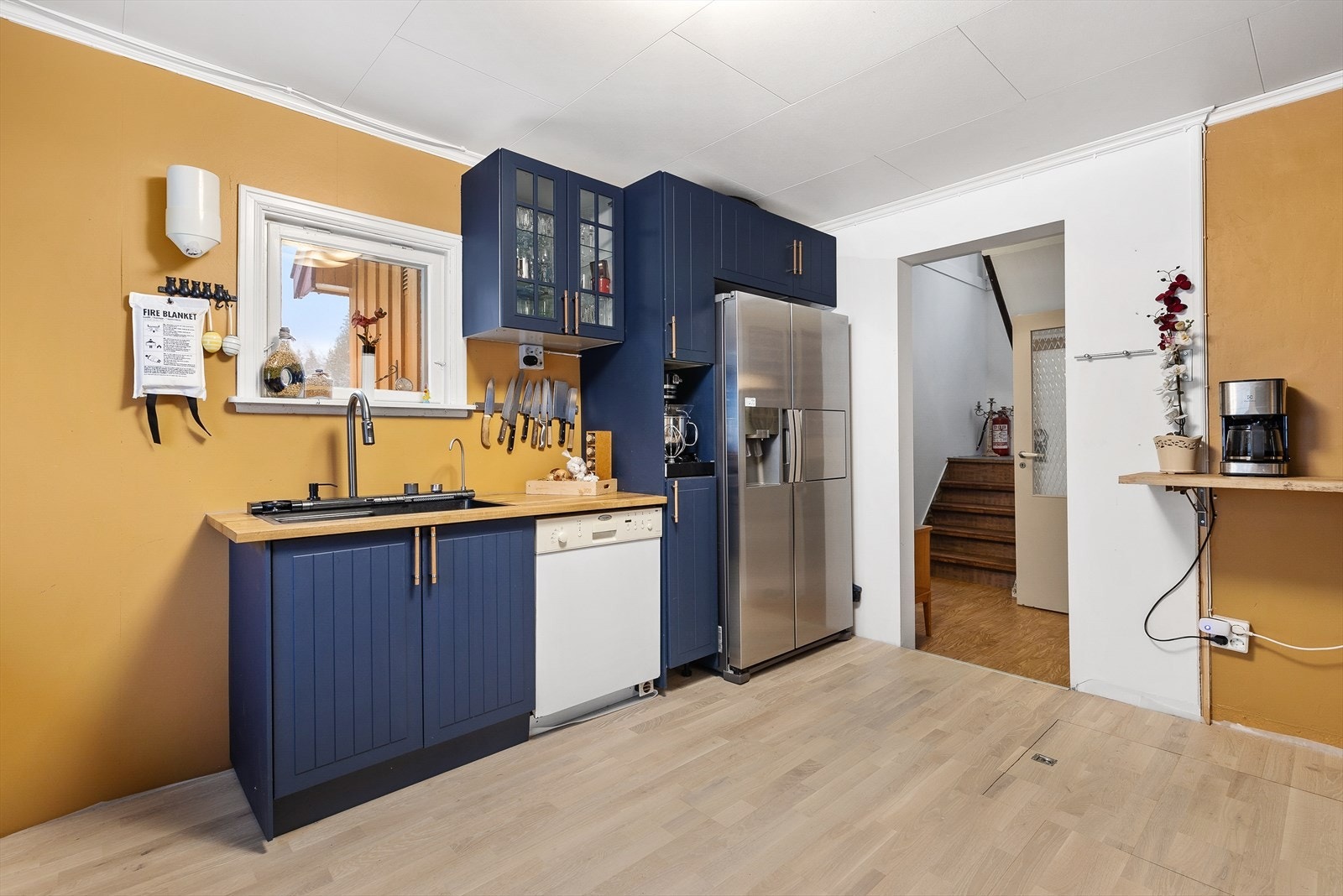 Her er det plass til et stort, frittstående kjøleskap med vann- og isdispenser. Galleribilde