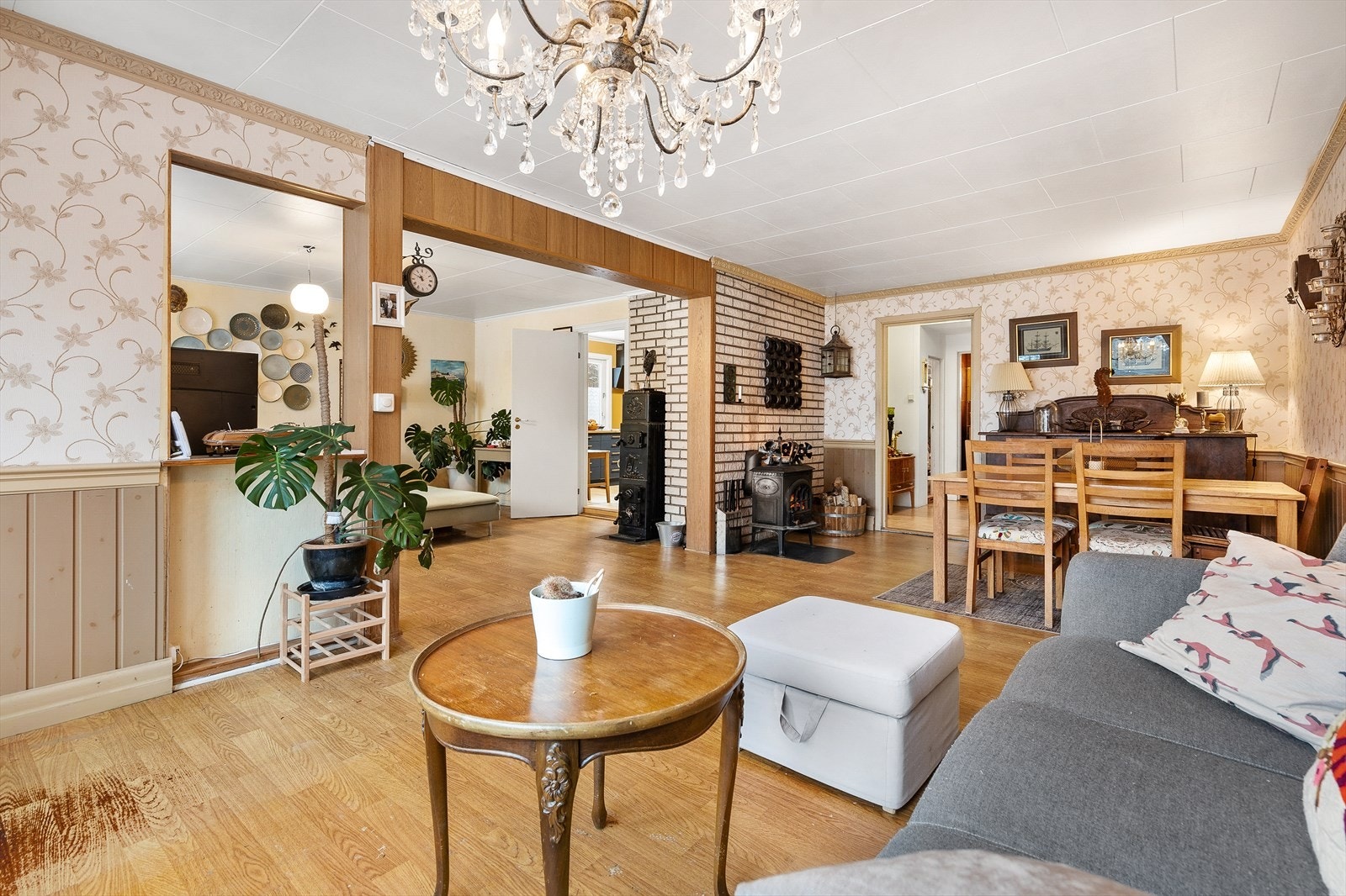 De delvis åpne løsningene skaper en god flyt mellom de ulike sonene i etasjen. Galleribilde