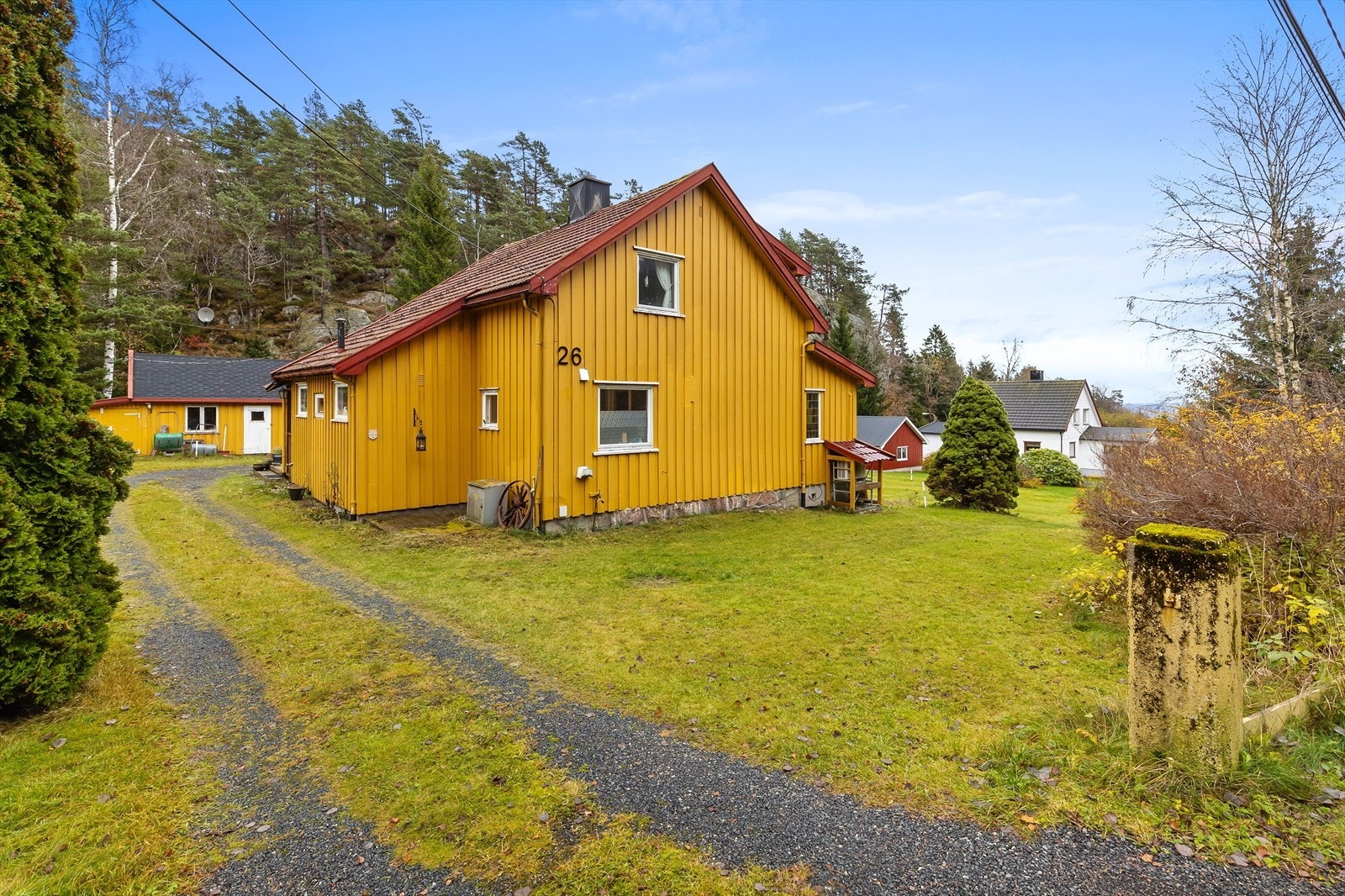 Eiendommen har en stor, flat hage som er ideell for lek og aktiviteter. Galleribilde