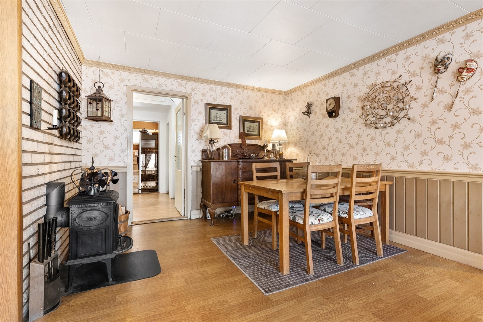 Vedovnen i spisestuen gir både varme og en hyggelig atmosfære. Galleribilde