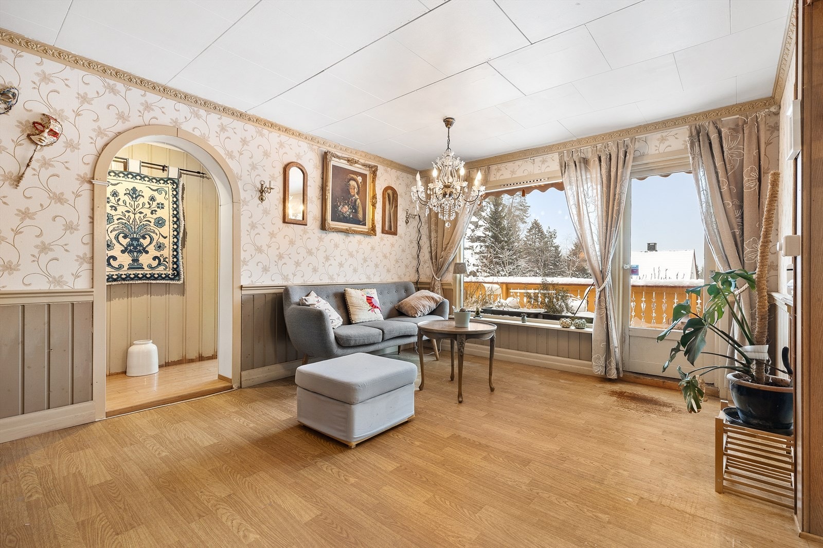 Fra stuen er det direkte utgang til en romslig, overbygget veranda. Galleribilde