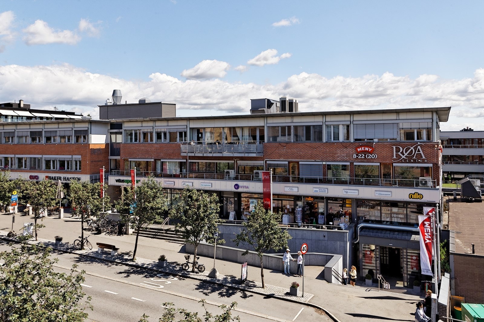 Her finner du flere butikker og du kan ta dagligvarehandlen på en av Oslos kanskje flotteste Meny-butikker Galleribilde