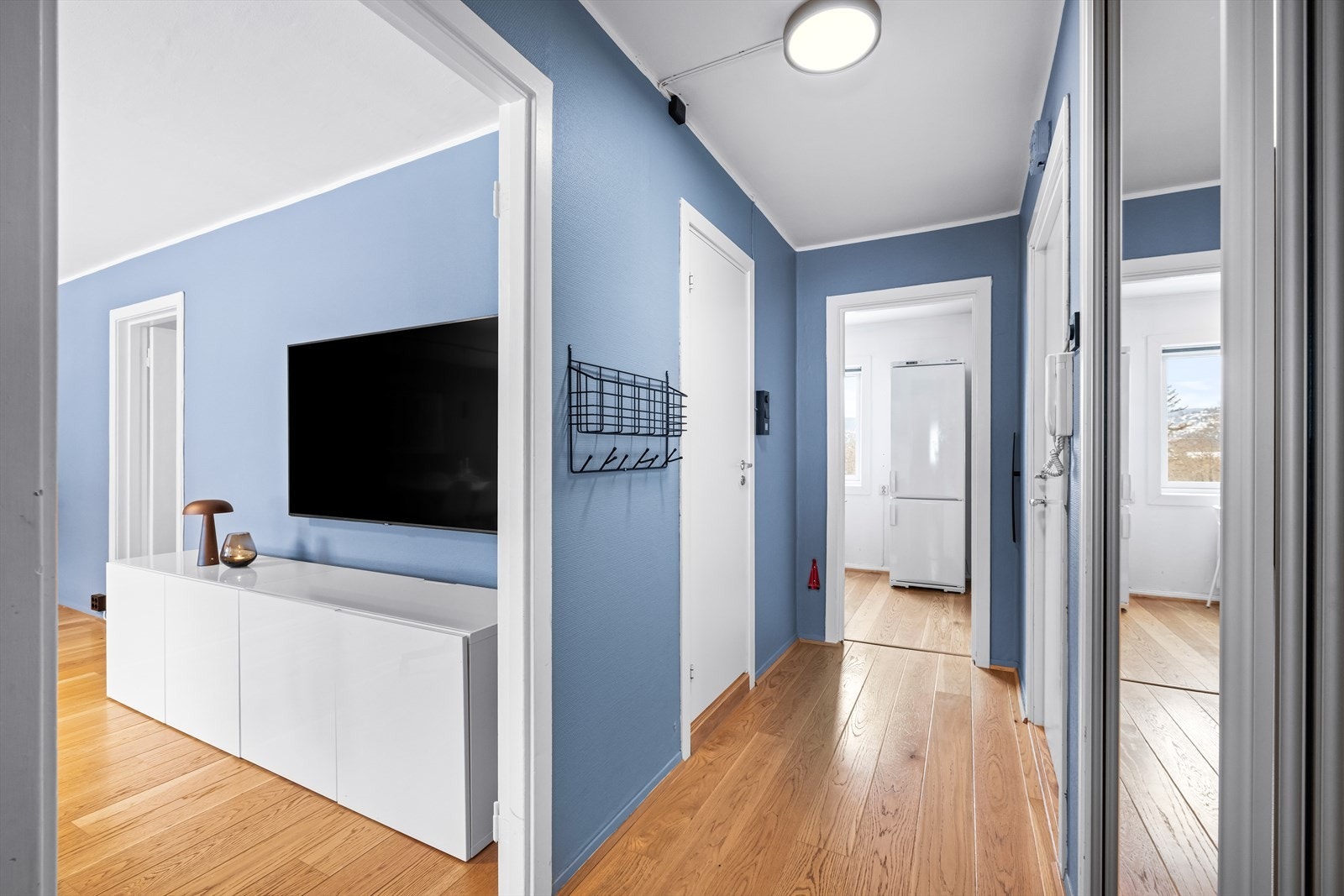 Velkommen inn! Lys og innbydende entré som leder deg direkte til stuen. Galleribilde