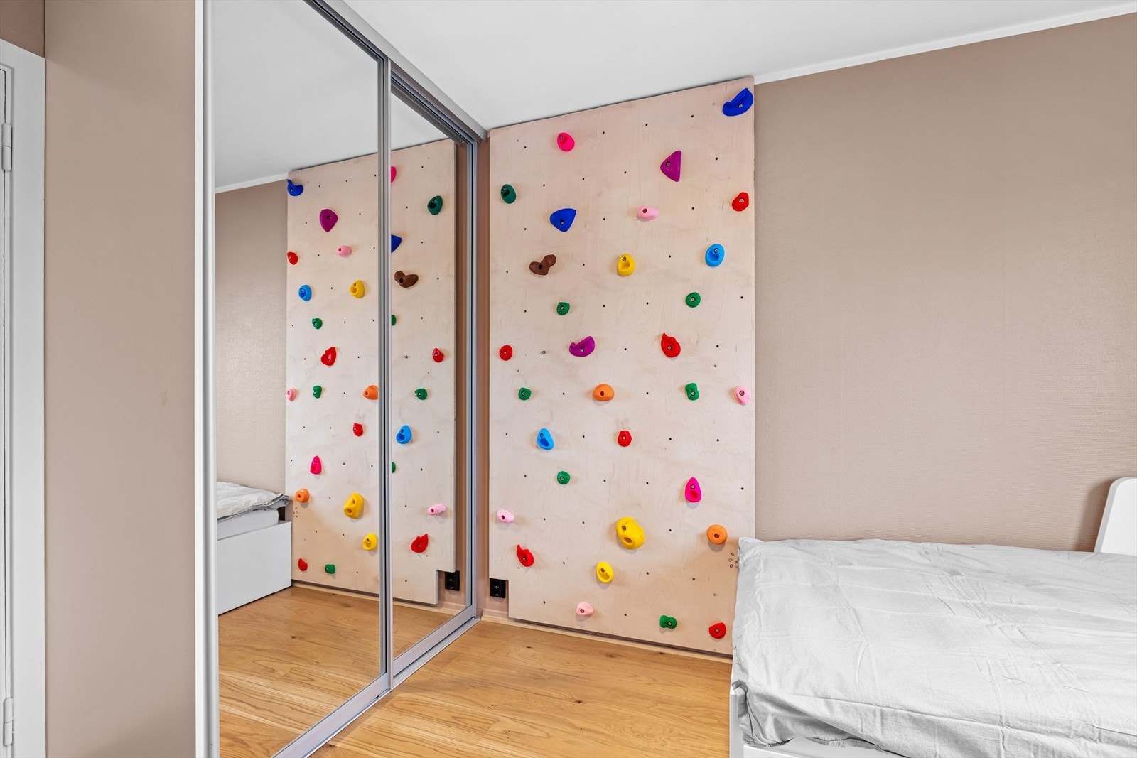 Soverommet har skyvedørdsgarderobe med speilfronter Galleribilde