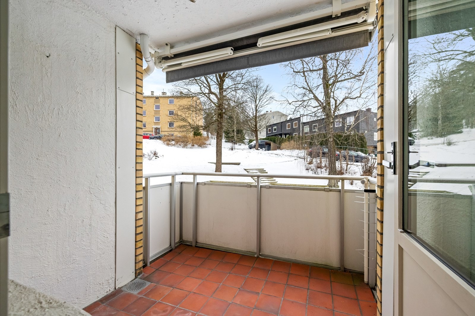 Solrik sydvestvendt balkong på 5 kvm. Her er det installert elektrisk markise Galleribilde