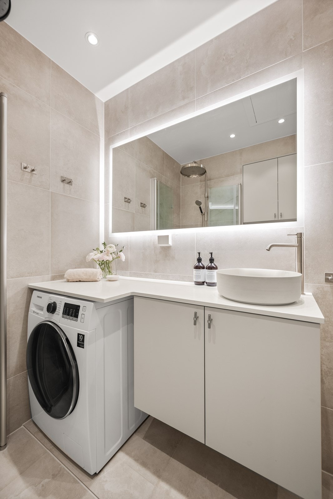 Det er opplegg for vaskemaskin. Badet har garanti i 5 år og tetthetsgaranti i 12 år fra sommeren 2024. Tilpasset benkeplate i caesarstone gjør badet praktisk. Galleribilde