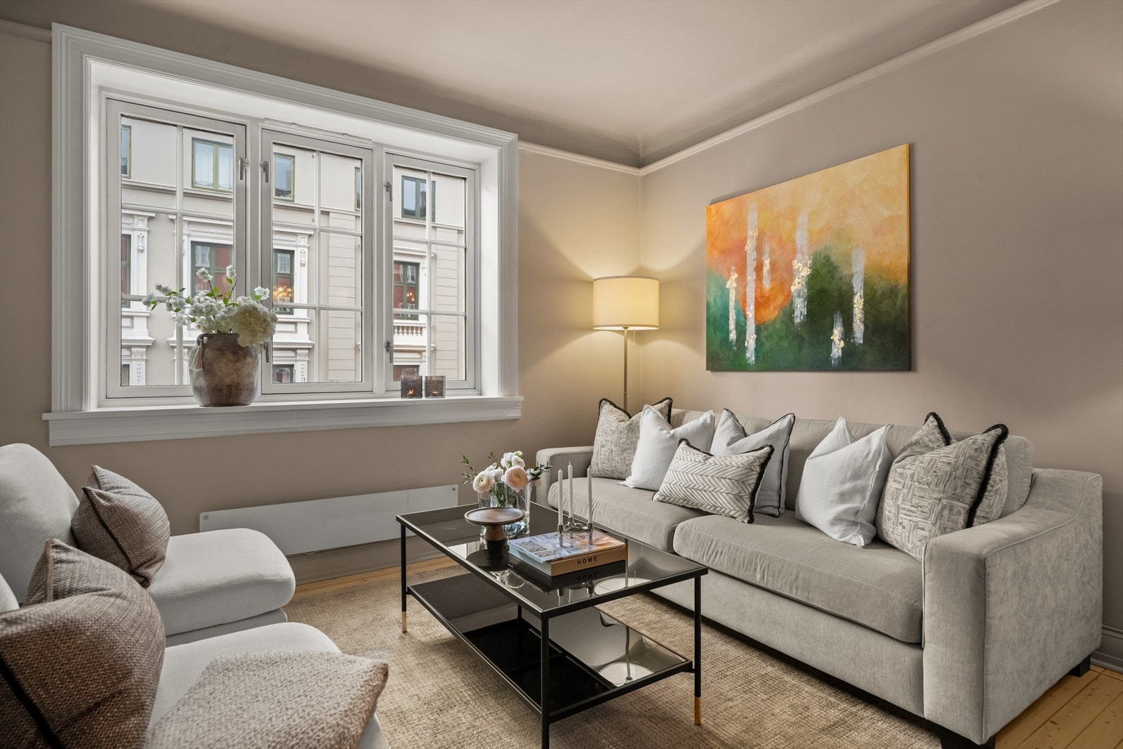 Stuen er lys, romslig og svært innbydende, med god plass til både sofagruppe, tv-møblement og spisebord. Galleribilde