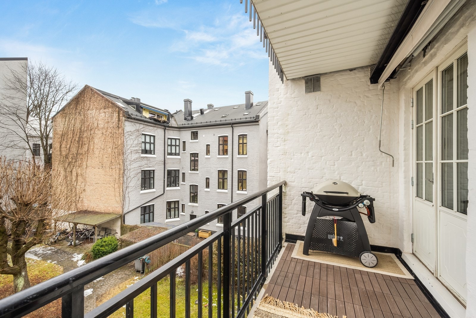 Balkongen har plass til sittegruppe, grill og beplantning. Galleribilde