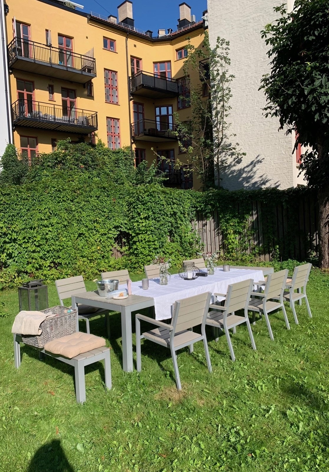 Beboere kan enkelt booke bakgården via facebookgruppen til sameiet. Dette er perfekt for bursdager, 17. mai eller andre sammenkomster med opp til 30 personer. Galleribilde