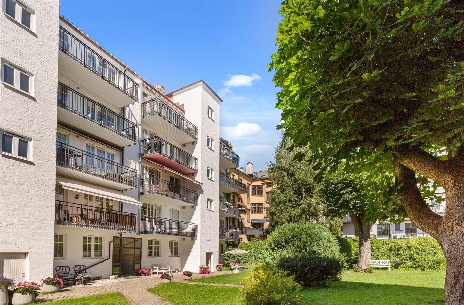 Stor, idyllisk bakgård med mange muligheter for uteaktiviteter og sosiale sammenkomster. Noe av det selgerne kommer til å savne er sameiet med hyggelige naboer og et åpent og godt miljø. Galleribilde