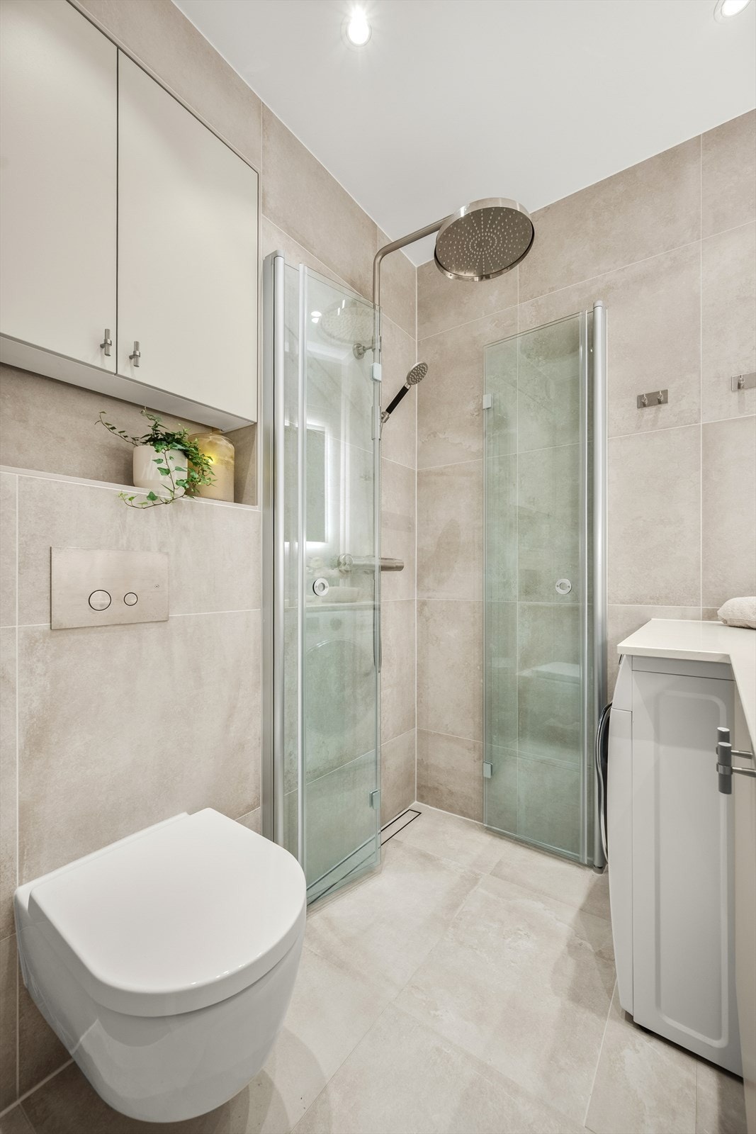 Badet ble pusset opp i 2024 og fremstår moderne, stilrent og delikat. Rommet har flislagte overflater, elektrisk gulvvarme og downlights i himling. Galleribilde