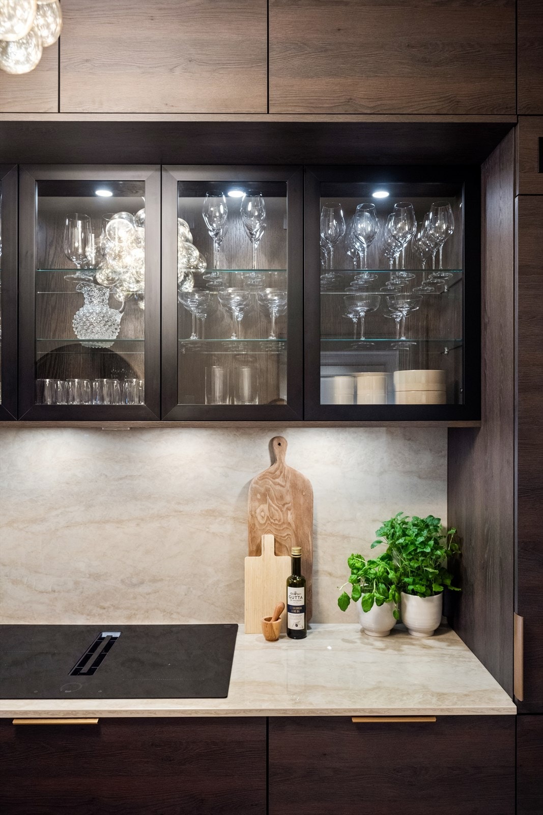 Påkostet benkeplate i Dekton. På kjøkkenet er det rikelig med lagringsplass i både skap, skuffer og ekstra overskap. Galleribilde