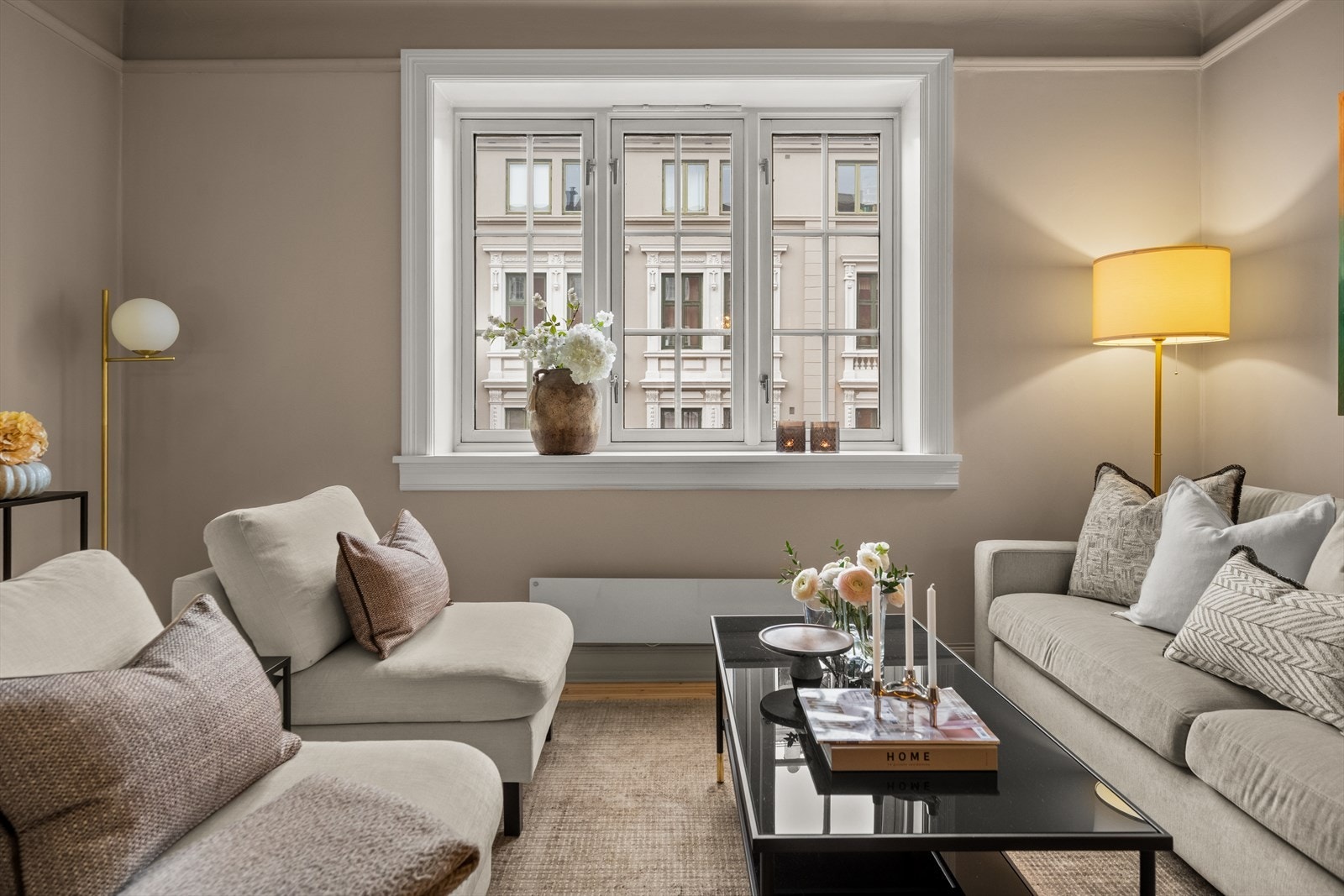De flotte, dype vinduspostene er perfekt for planter og dekor. Galleribilde