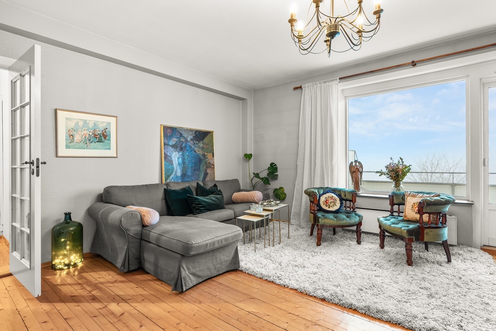 Her bor du svært fritt og fint uten innsyn. I tillegg har leiligheten også en rolig og idyllisk beliggenhet. Galleribilde