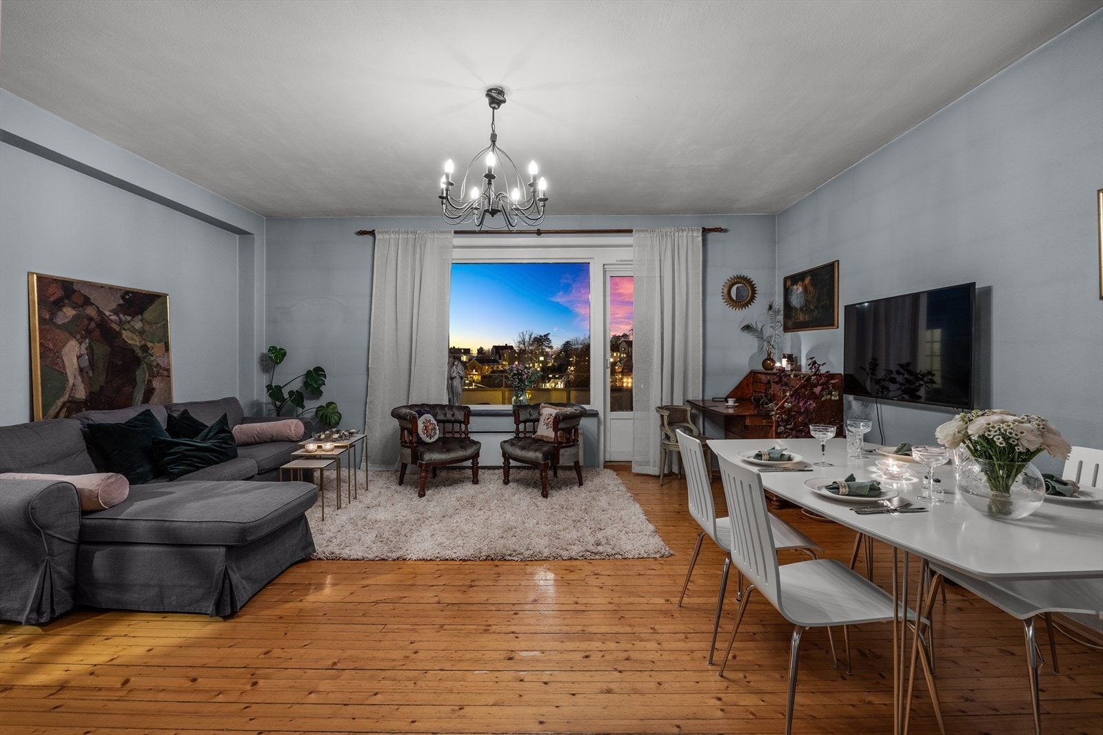 Dette er en god topp- og endeleilighet med en svært god plassering i både bygget og området forøvrig. Innvendig har leiligheten behov for oppussing. Galleribilde