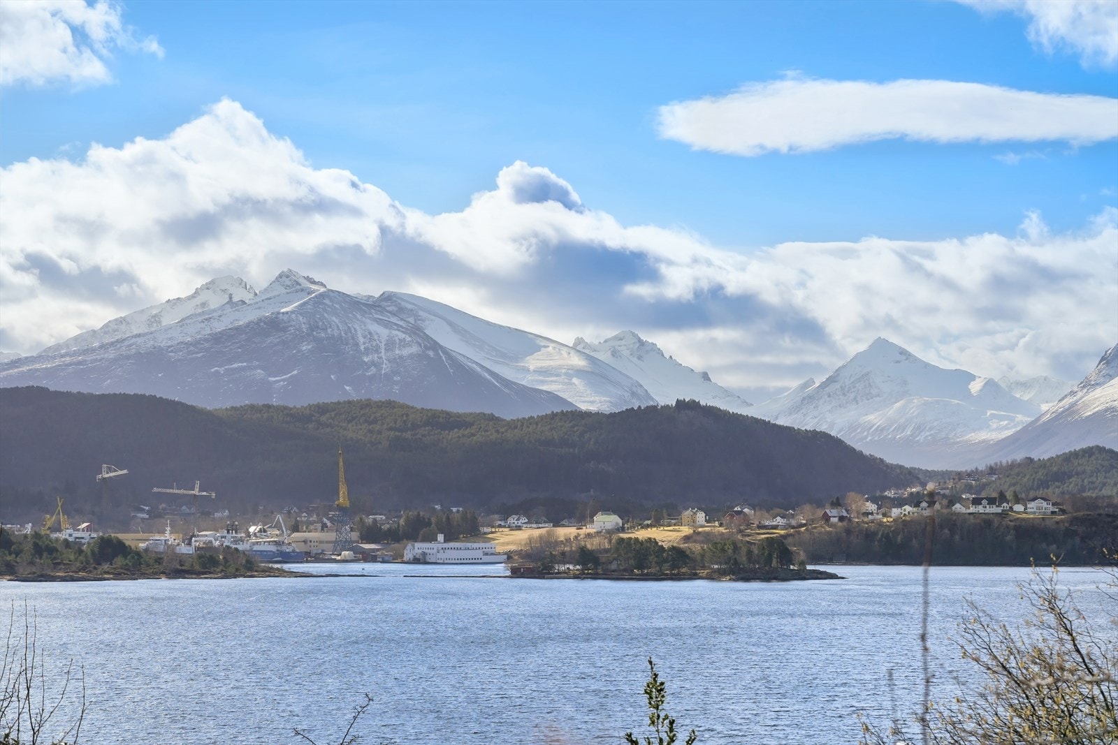 Beliggenheten gjør at tomten får svært gode solforhold gjennom dagen, og nærheten til sjøen gir både lys, luft og en maritim atmosfære. Galleribilde