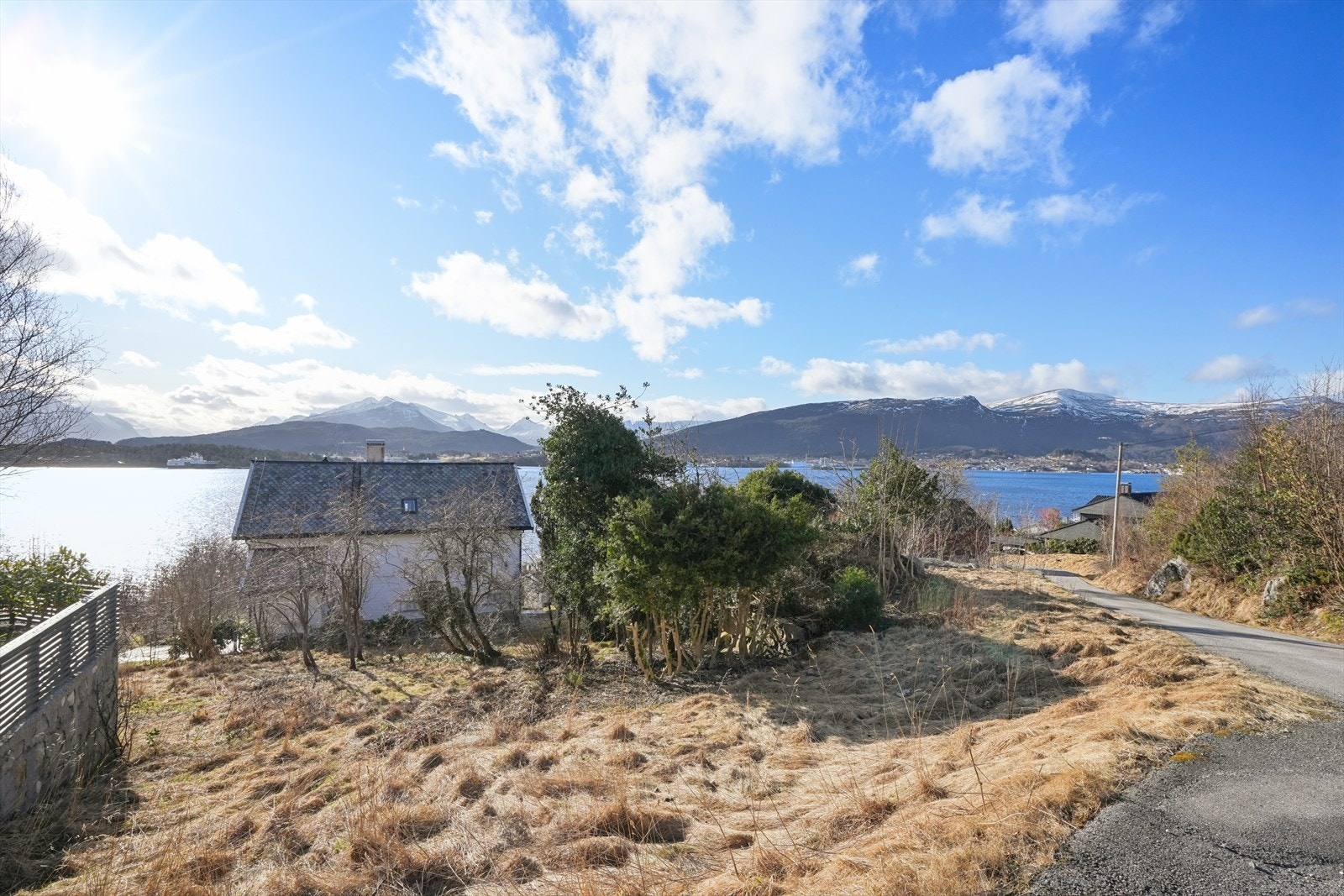 Dette er en eiendom med flotte kvaliteter for deg som ønsker å oppføre en frittliggende bolig i et attraktivt og naturskjønt område. Galleribilde