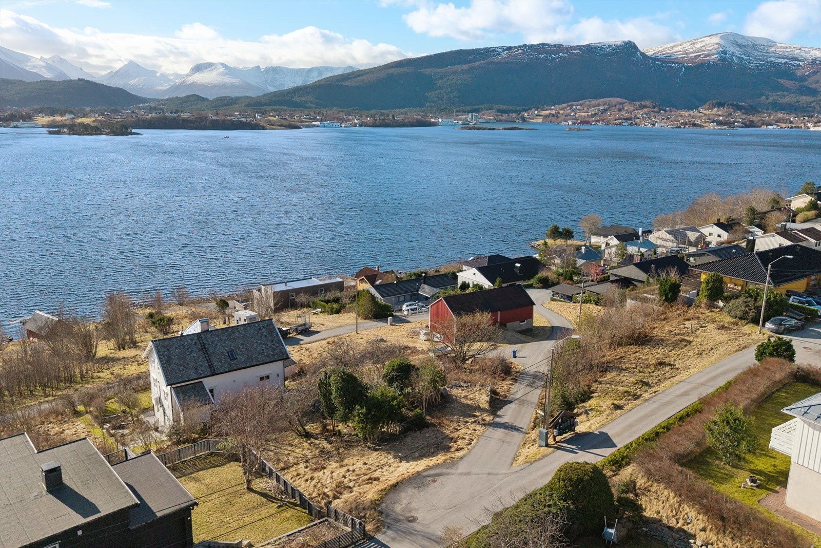 Tomten ligger i et etablert boligområde og er regulert til frittliggende småhusbebyggelse, med mulighet for å oppføre en enebolig over inntil to etasjer. Galleribilde