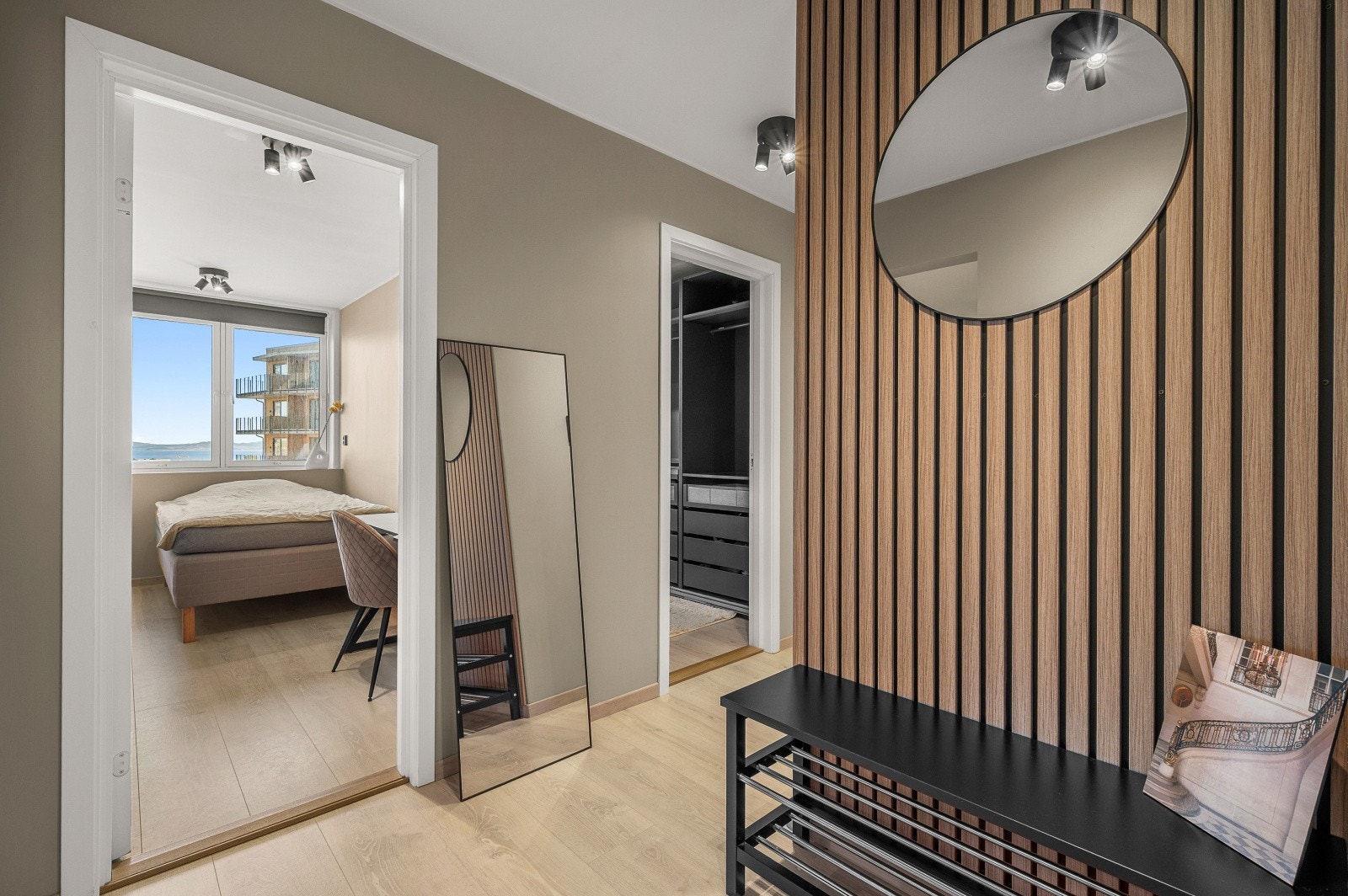 Gangen på 9 m² binder sammen alle rommene i leiligheten og har plass til oppbevaring. Galleribilde