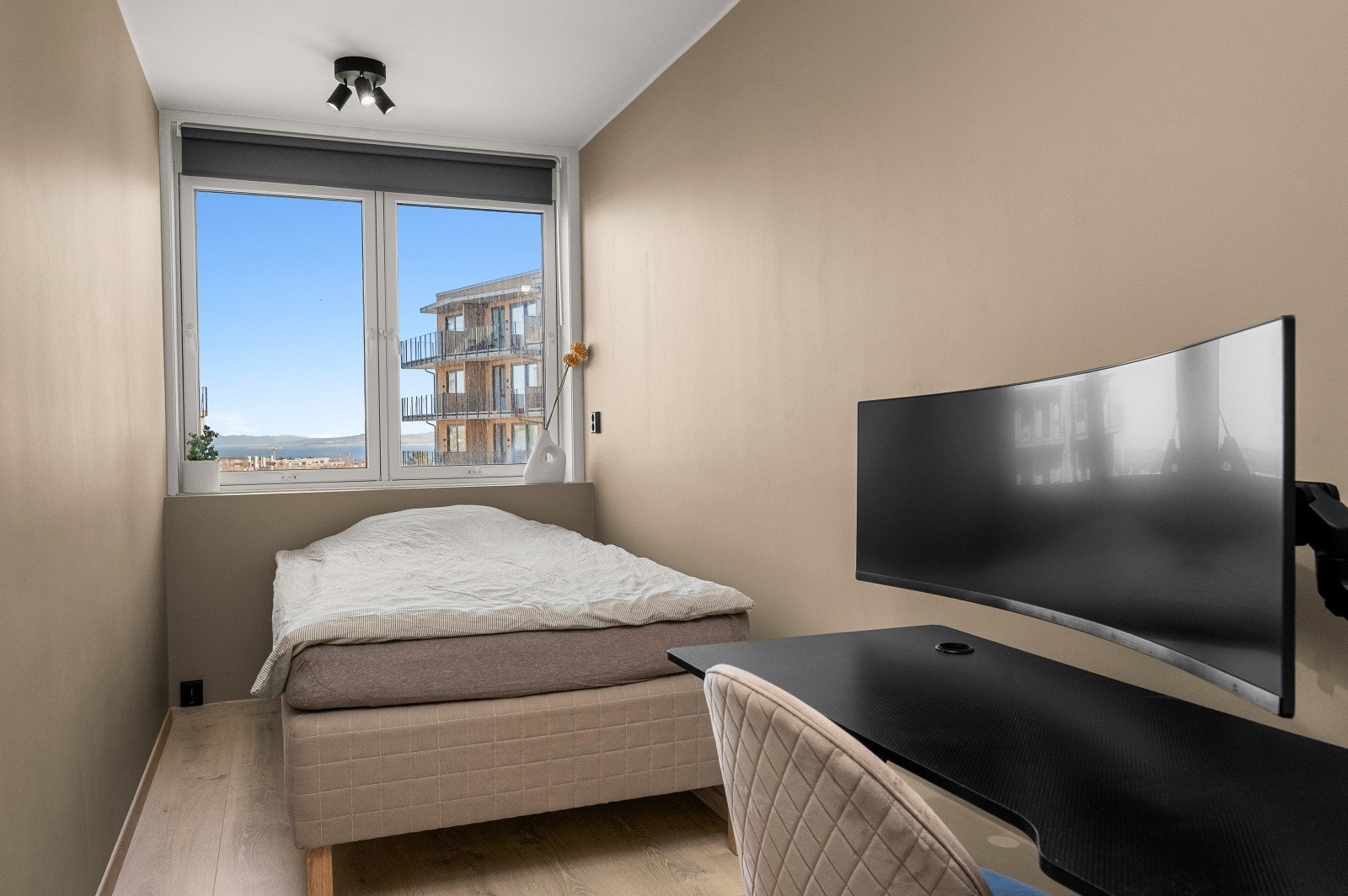 Leilighetens andre soverom er på 8 m² og egner seg godt som barnerom, gjesterom eller kontor. Galleribilde