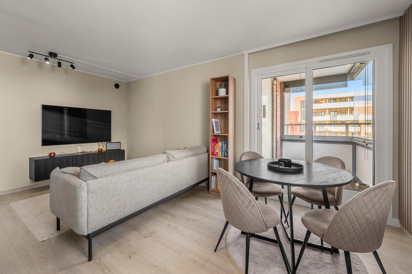 Fra stuen er det direkte utgang til en innglasset balkong på 3 m². Galleribilde