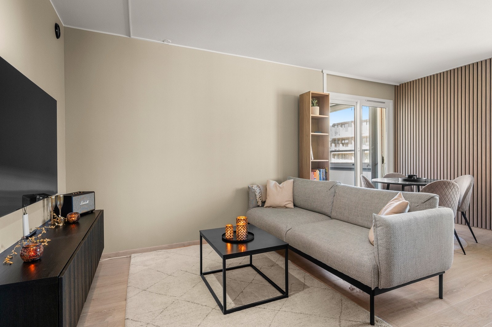 Leiligheten har en effektiv planløsning med stue og kjøkken i en åpen løsning på 22 m². Galleribilde