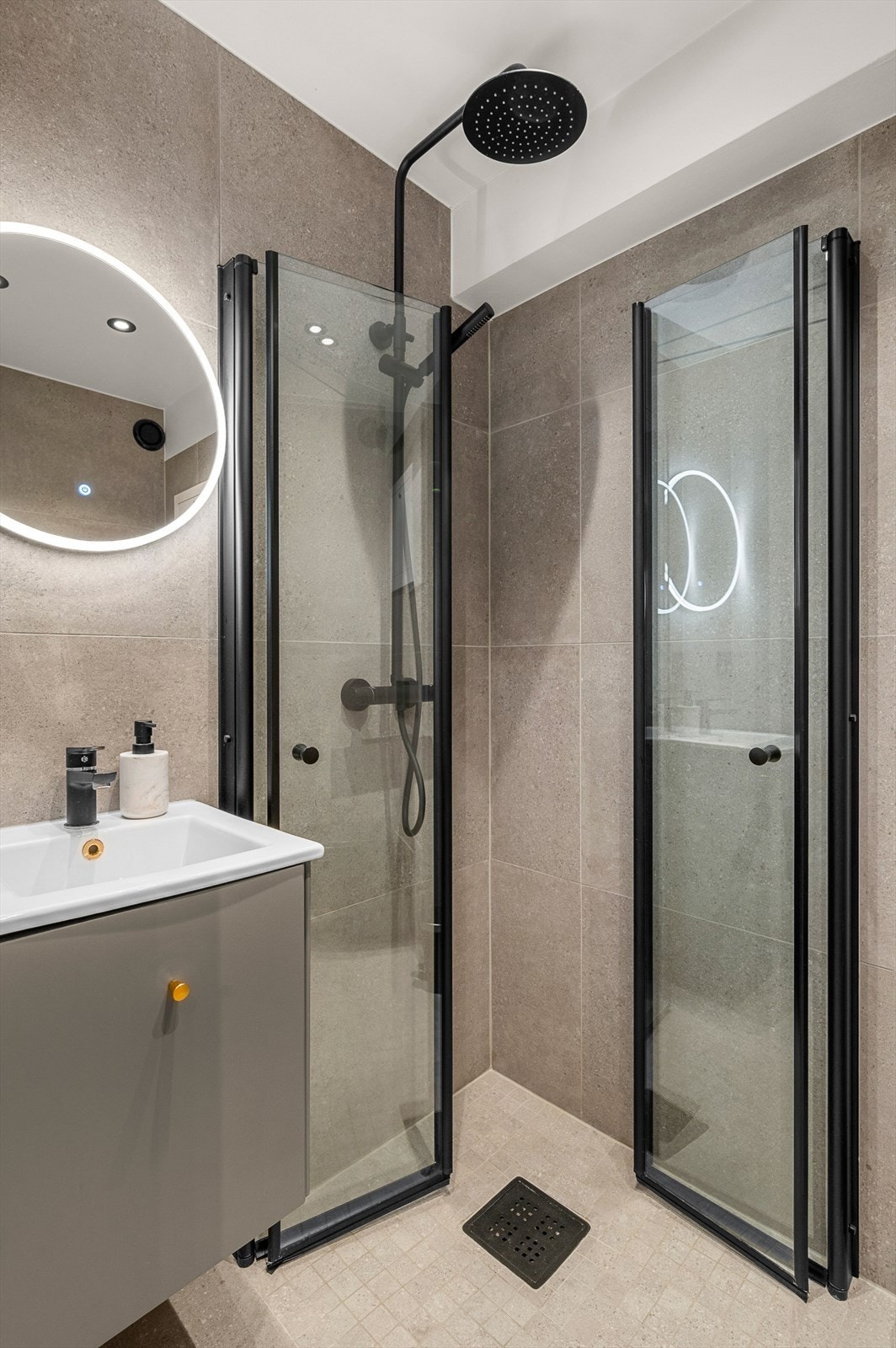 Badet har dusjhjørne med innfellbare dører. Store deler av VVS-anlegget er oppgradert i forbindelse med arbeider på bad og kjøkken. Galleribilde
