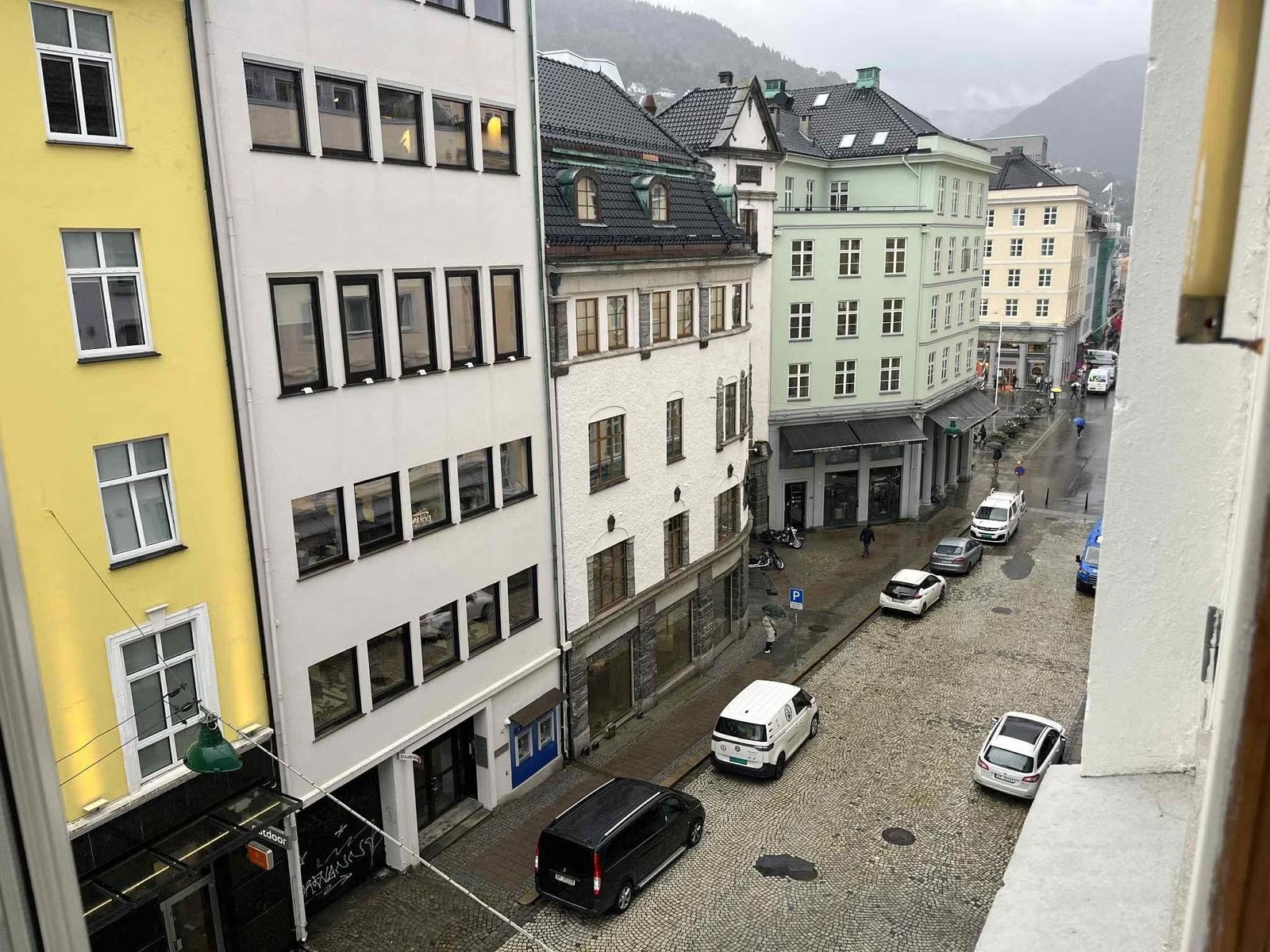 Utsikt fra stuevindu mot Torvalmenningen Galleribilde
