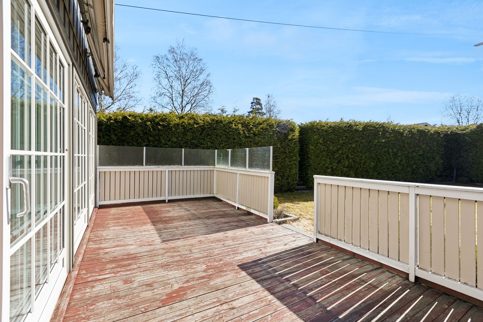 Stor, sydvendt terrasse hvor du kan nyte gode solforhold. Galleribilde