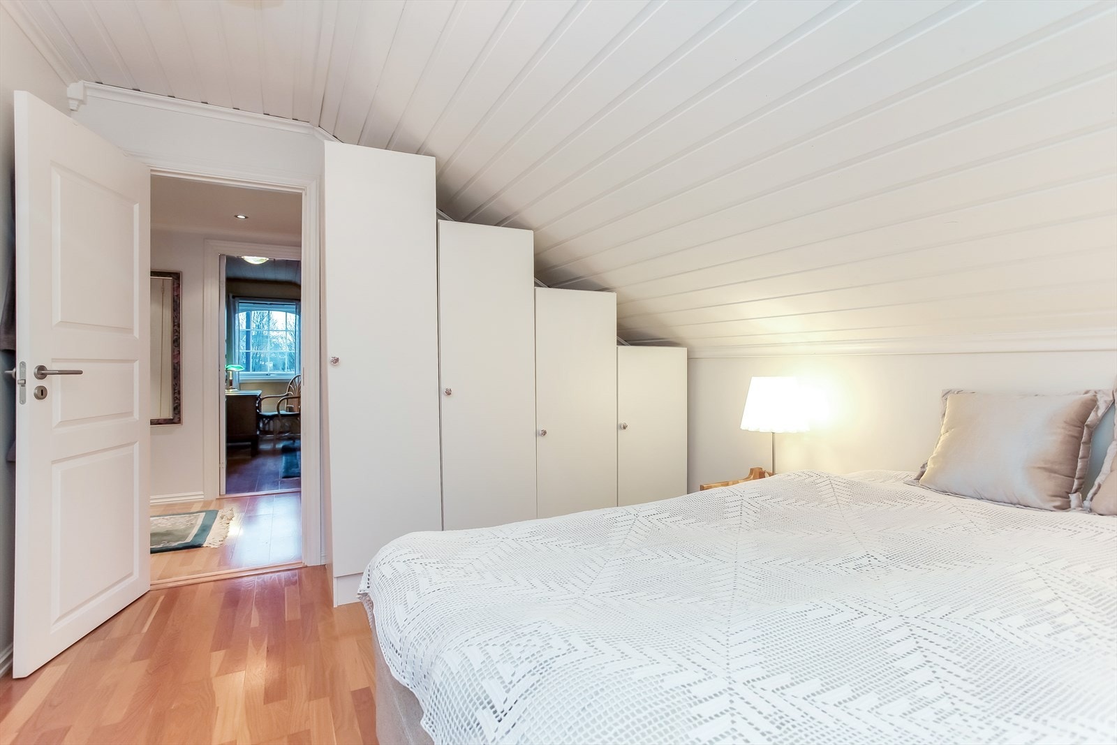 Soverom med garderobeskap. Galleribilde