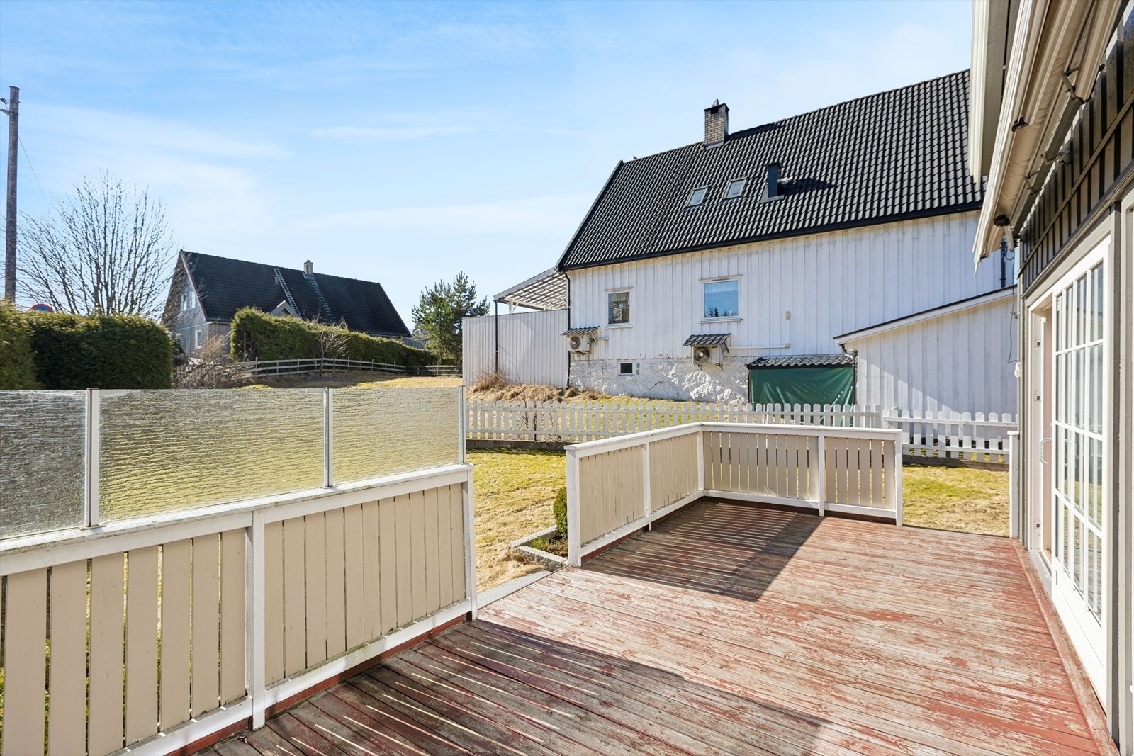 Terrassen har god plass til flere sosiale soner. Galleribilde