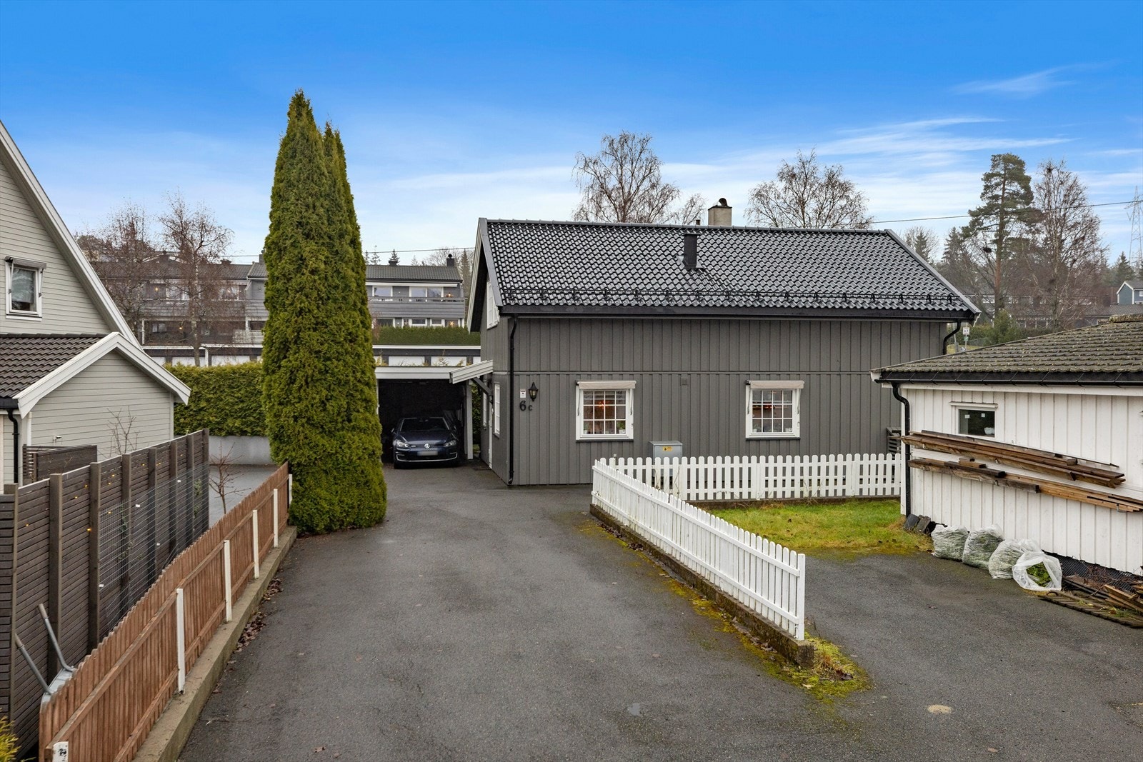 Eiendommen har asfaltert adkomst og en romslig gårdsplass med gode parkeringsmuligheter. Galleribilde