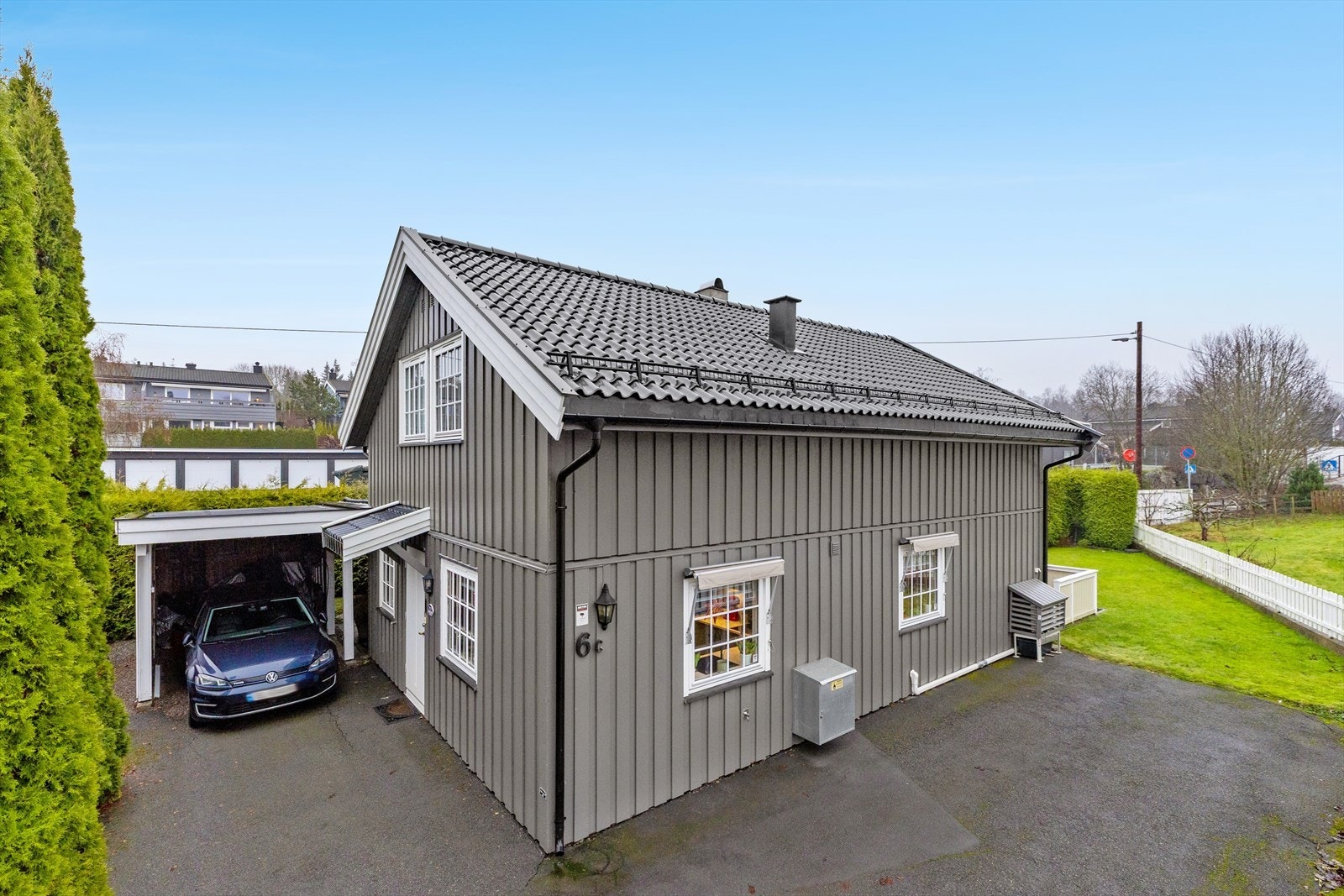 Bredes Vei 6C er enn familievennlig enebolig med asfaltert gårdsplass og parkering i egen carport. Galleribilde